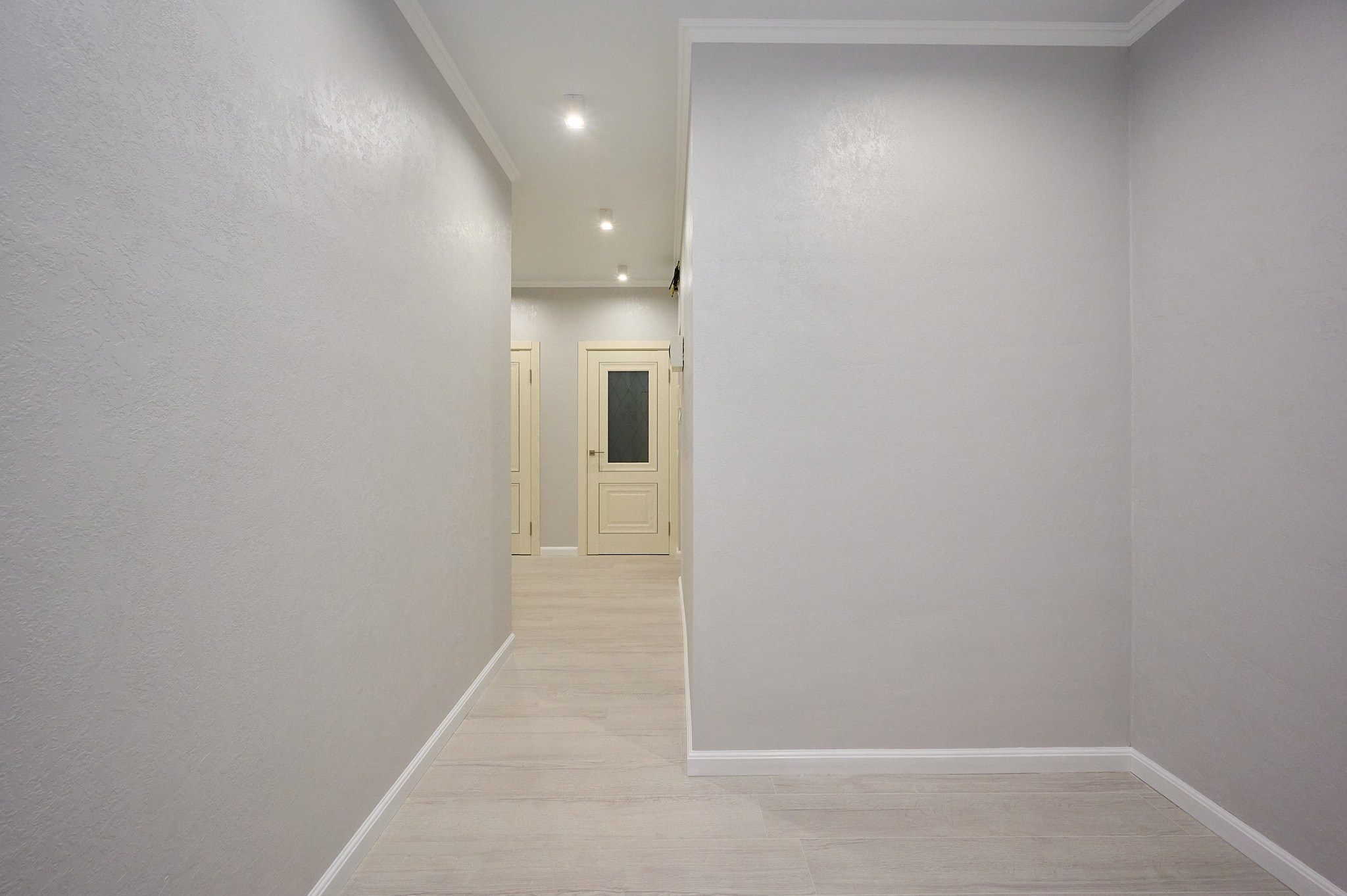коридор серые стены белые двери