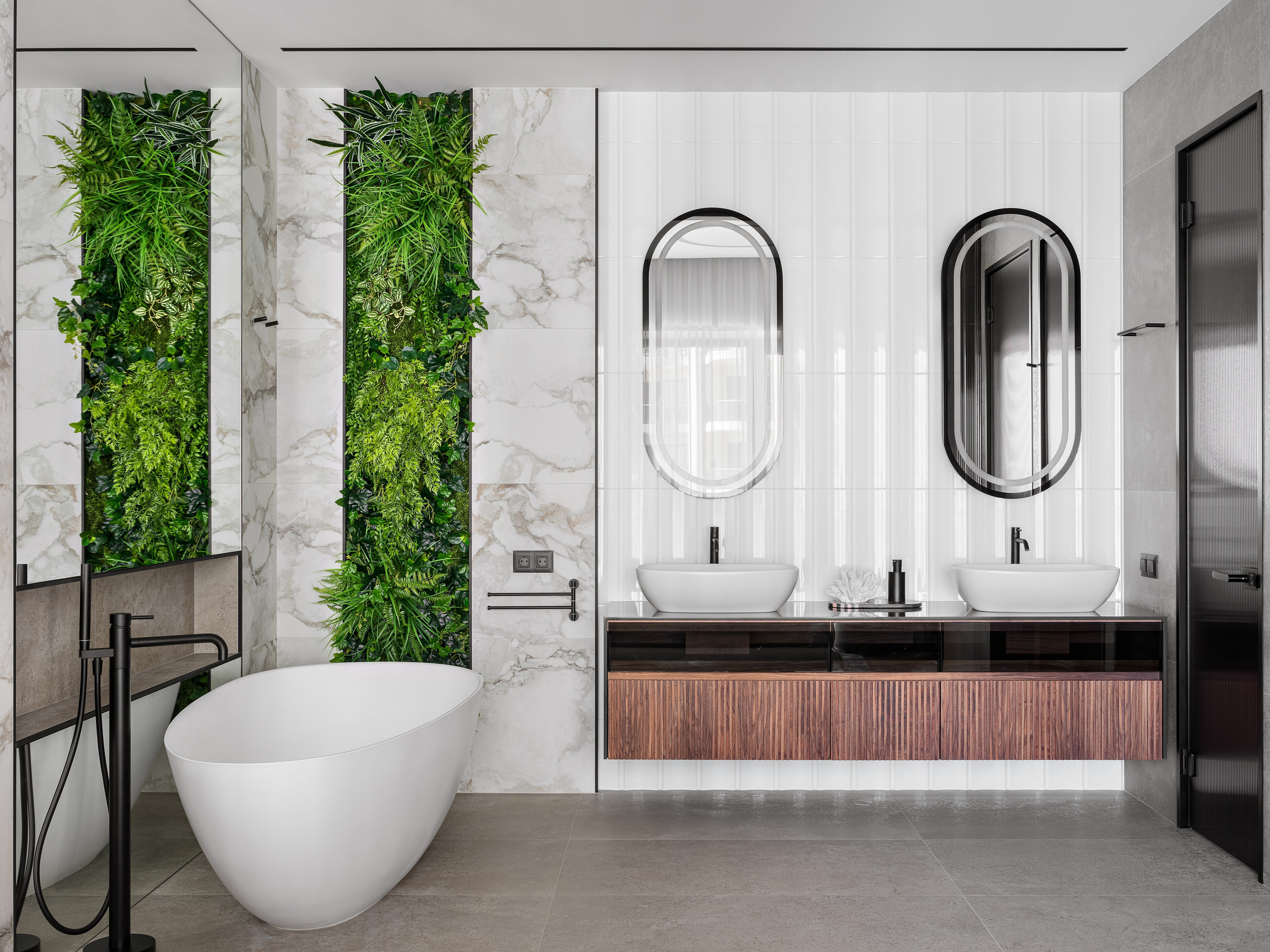 Ванная комната с парой накладных раковин на подвесной тумбе, зеркалами в овальных рамах и декоративной зеленой стеной. Проект дизайнеров Рената Байчукова и Алеси Кириенко, стилист Екатерина Ракитина, фотограф Сергей Денисенко.