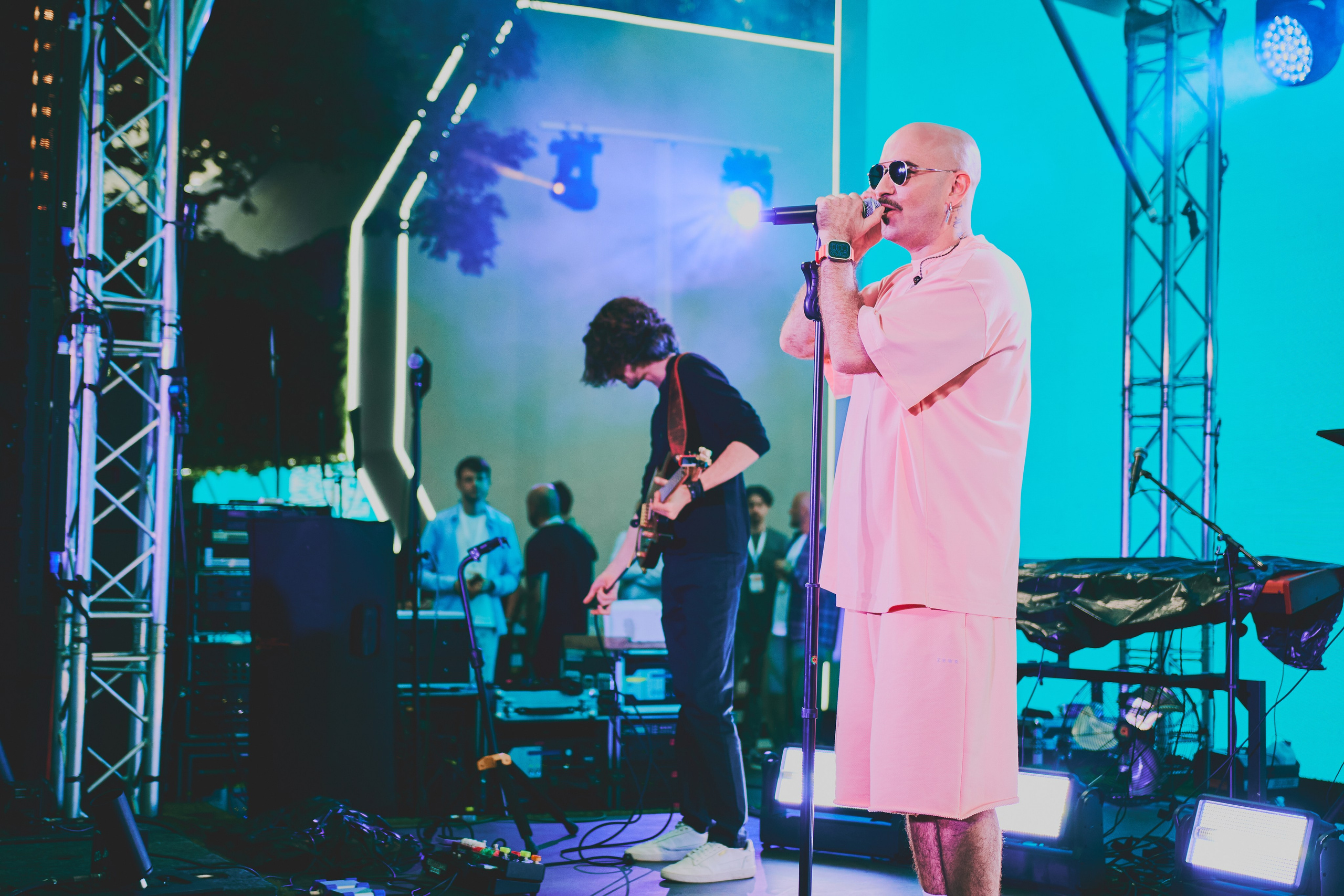 Съёмка с концерта МОТа: толпа фанатов и артист. Шилов Арсений — репортажный фотограф в Москве