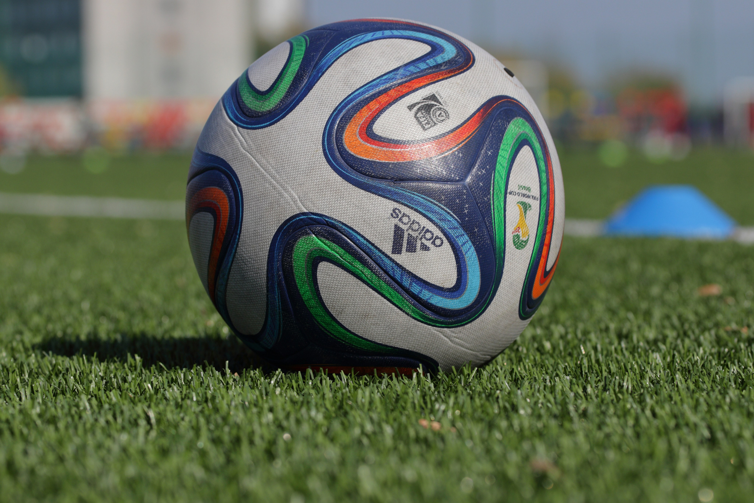 Футбольный мяч на траве стадиона