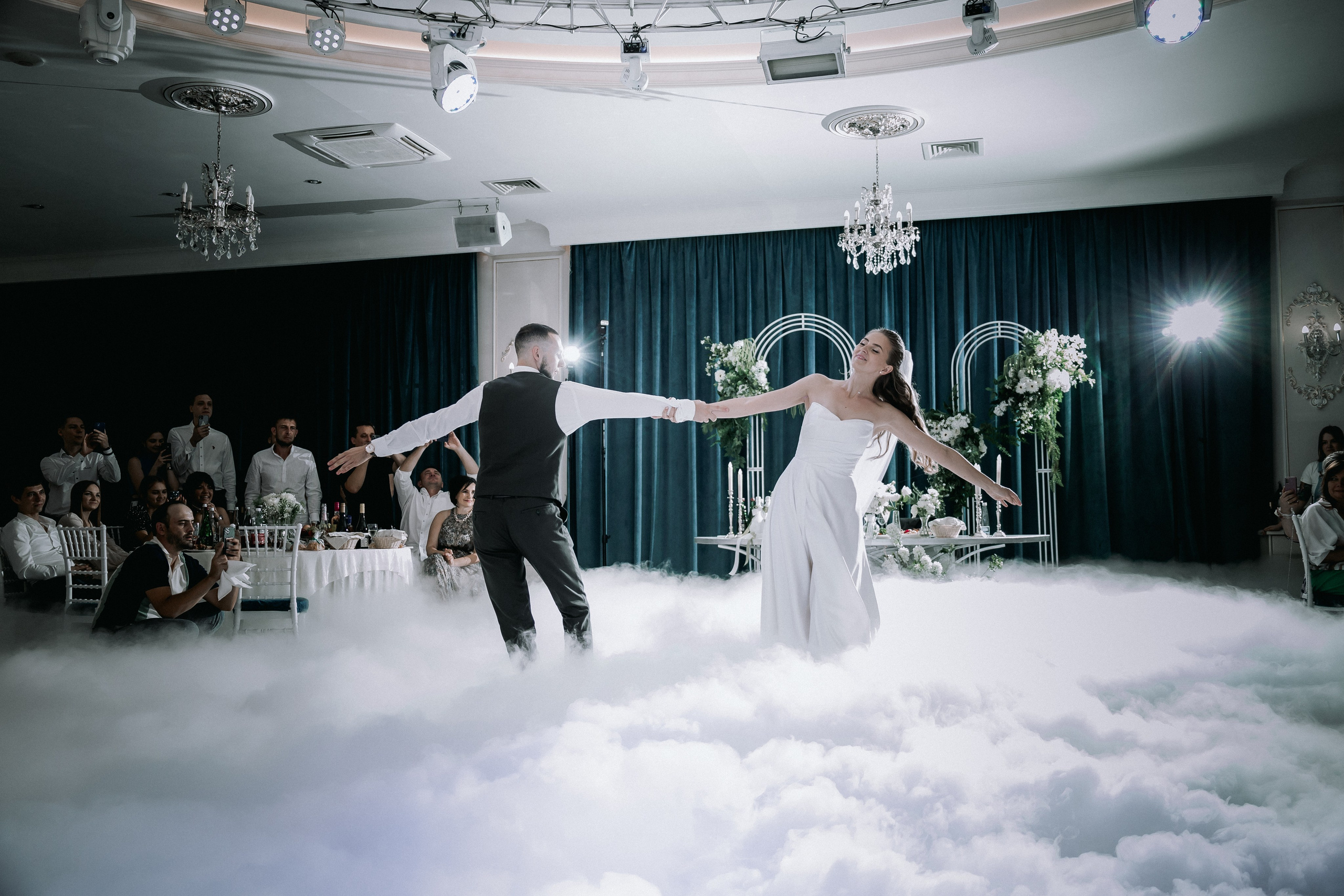 Свадебная прогулка. Эвелина и Дмитрий. Свадебная фотография. Арина Рубах