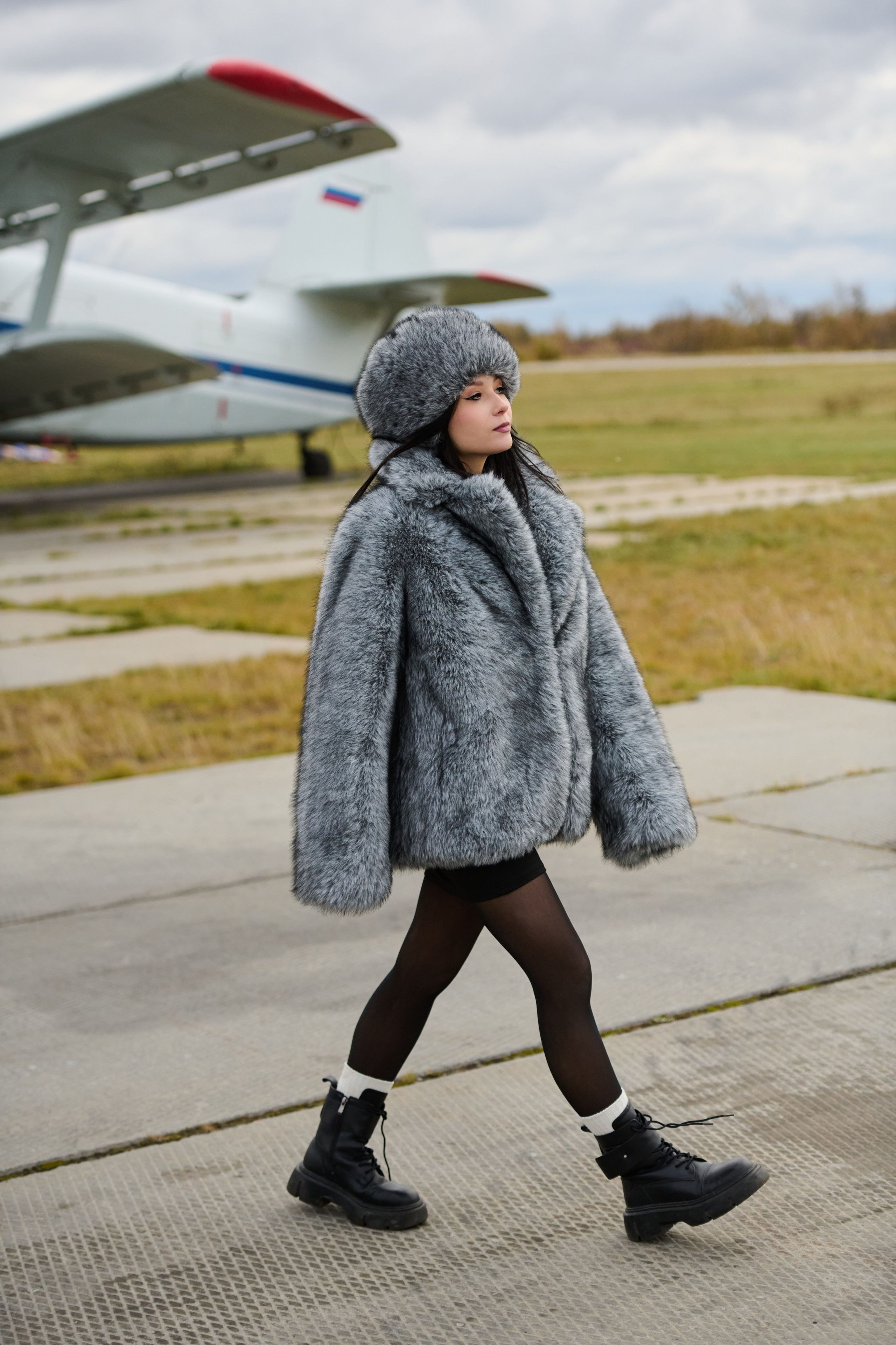 Фотосессия моделей в шубах на аэродроме. Репортажный и семейный фотограф — Шелихов Сергей