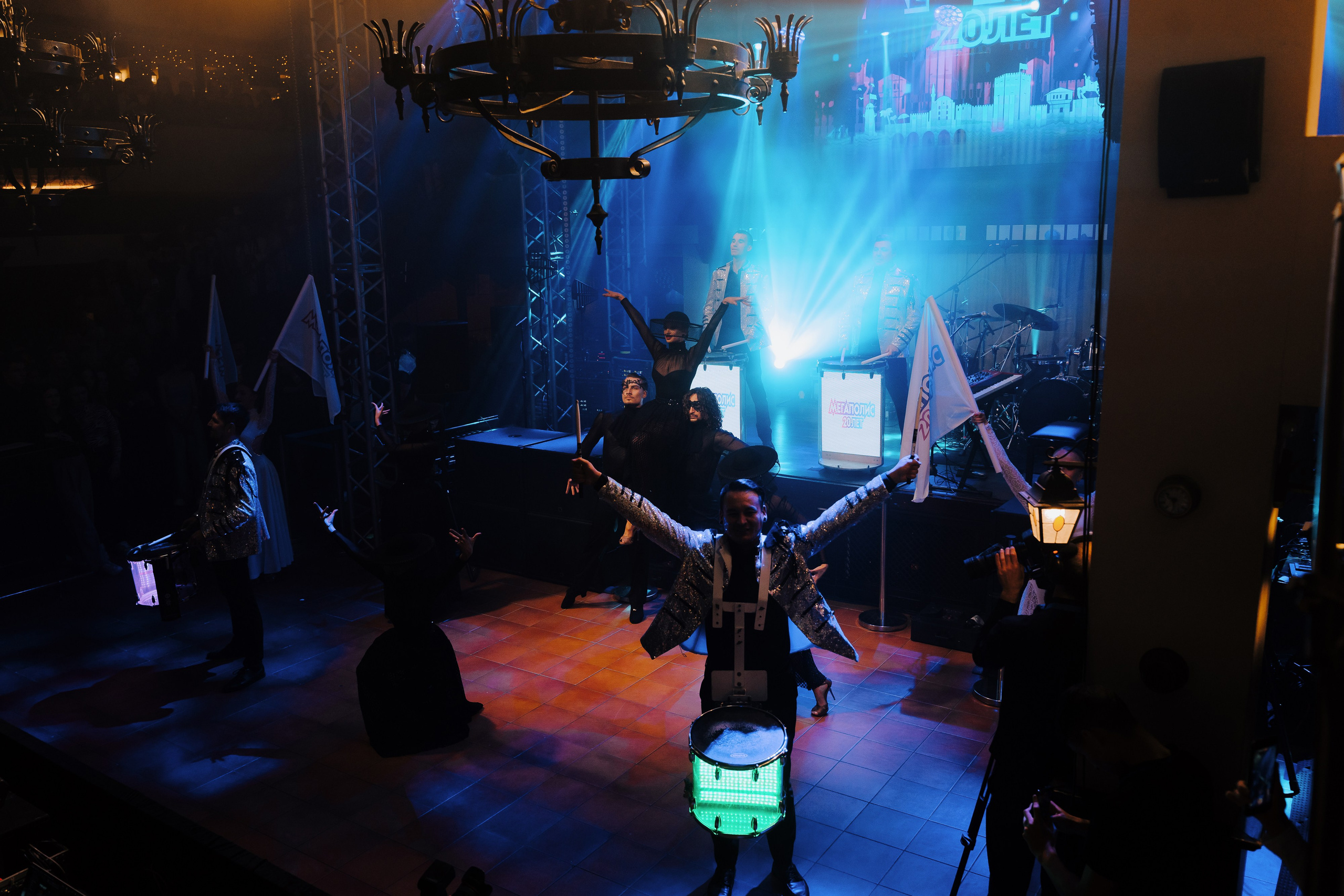 20 ЛЕТ МЕГАПОЛИС ЧЕЛЯБИНСК ХЕДЛАЙНЕР ЕЛКА. Репортажный фотограф Зуев Роман г. Челябинск