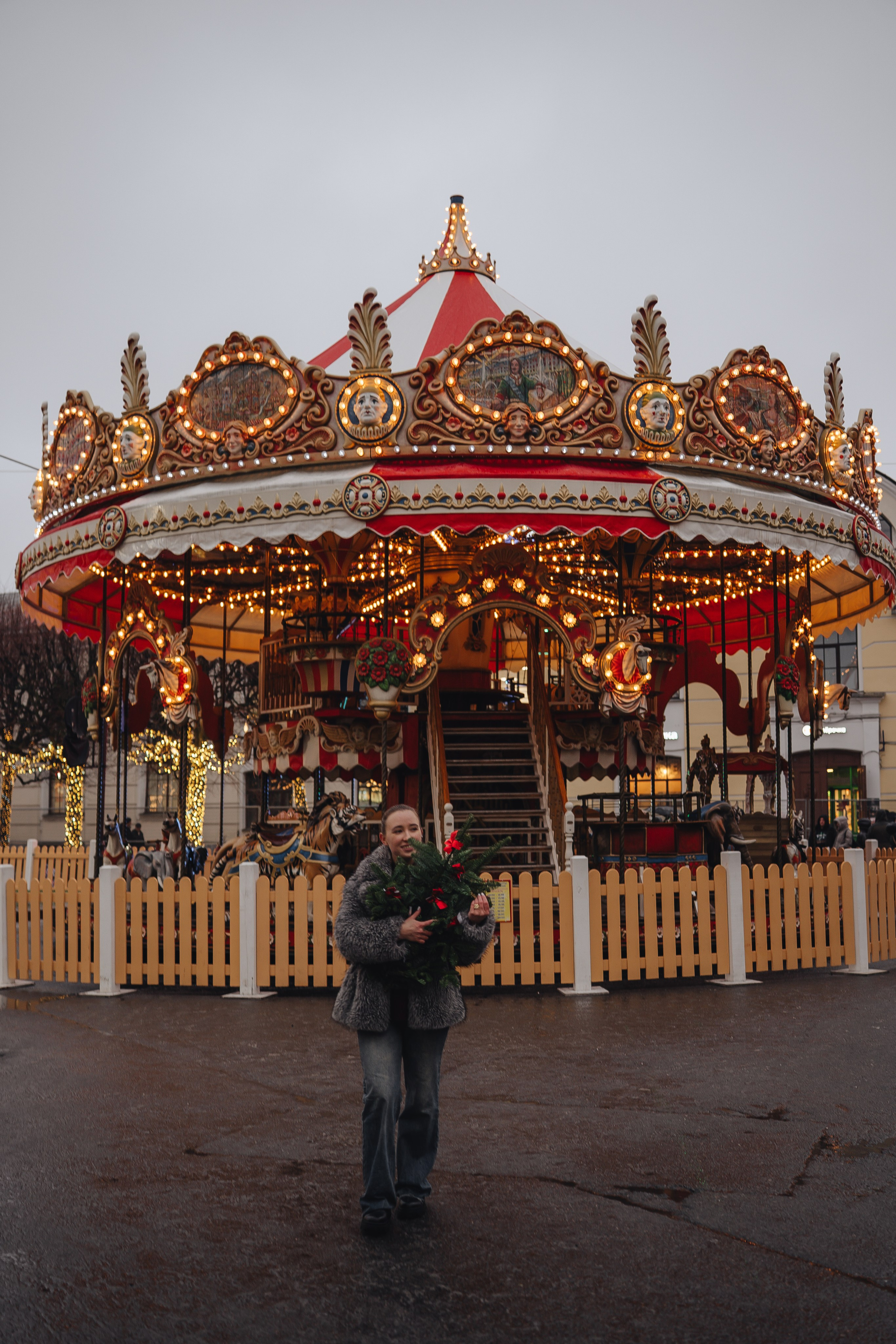 ПРОГУЛКА НА МАНЕЖНОЙ ПЛОЩАДИ ДЛЯ ДЕВУШКИ ПЕРЕД НОВЫМ ГОДОМ (НОВОГОДНЯЯ ФОТОСЕССИИЯ НА МАНЕЖНОЙ ПЛОЩАДИ). Профессиональный фотограф, Санкт-Петербург — Виктория Богомолова