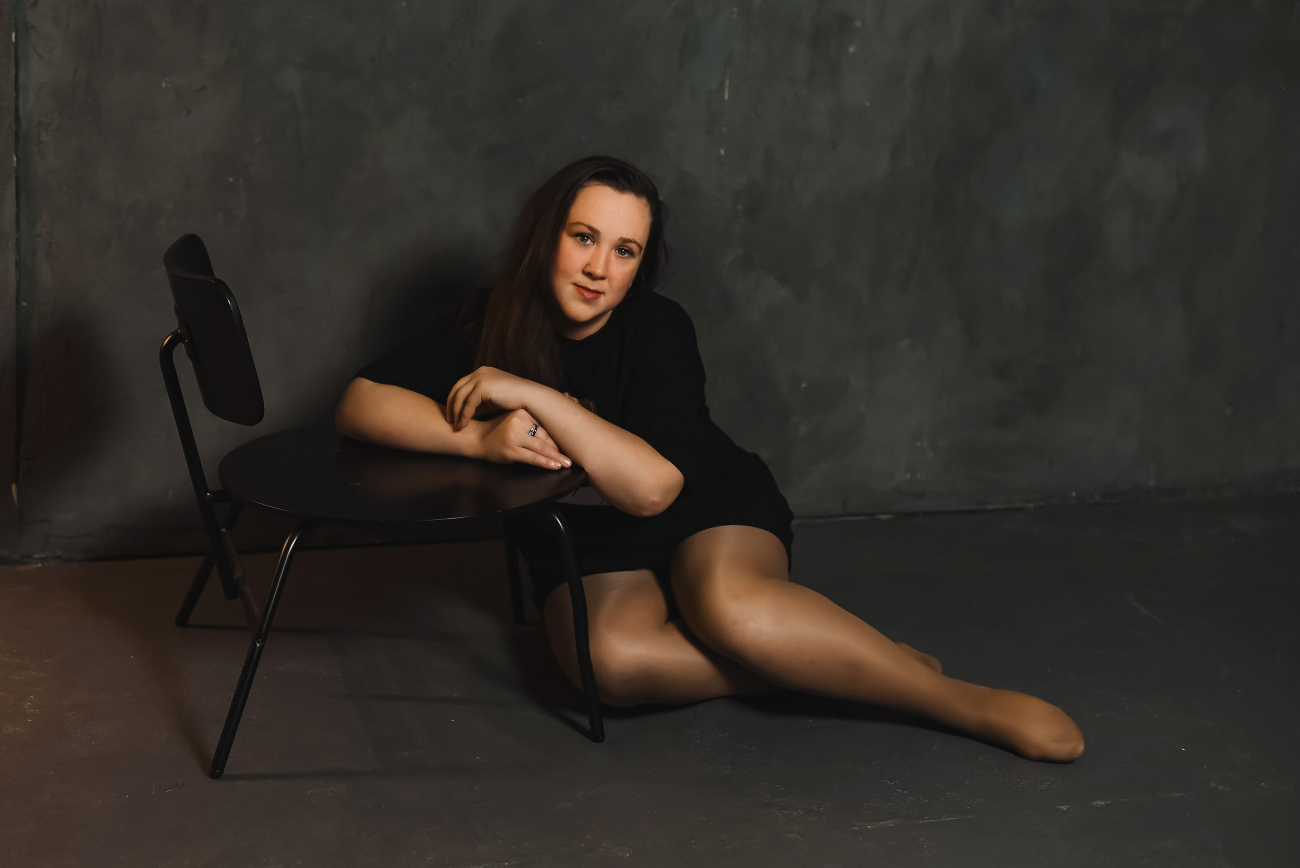 Ольга съемка на сером фоне. Фотограф Тула творческие фотосессии недорого Ольга Ромашина