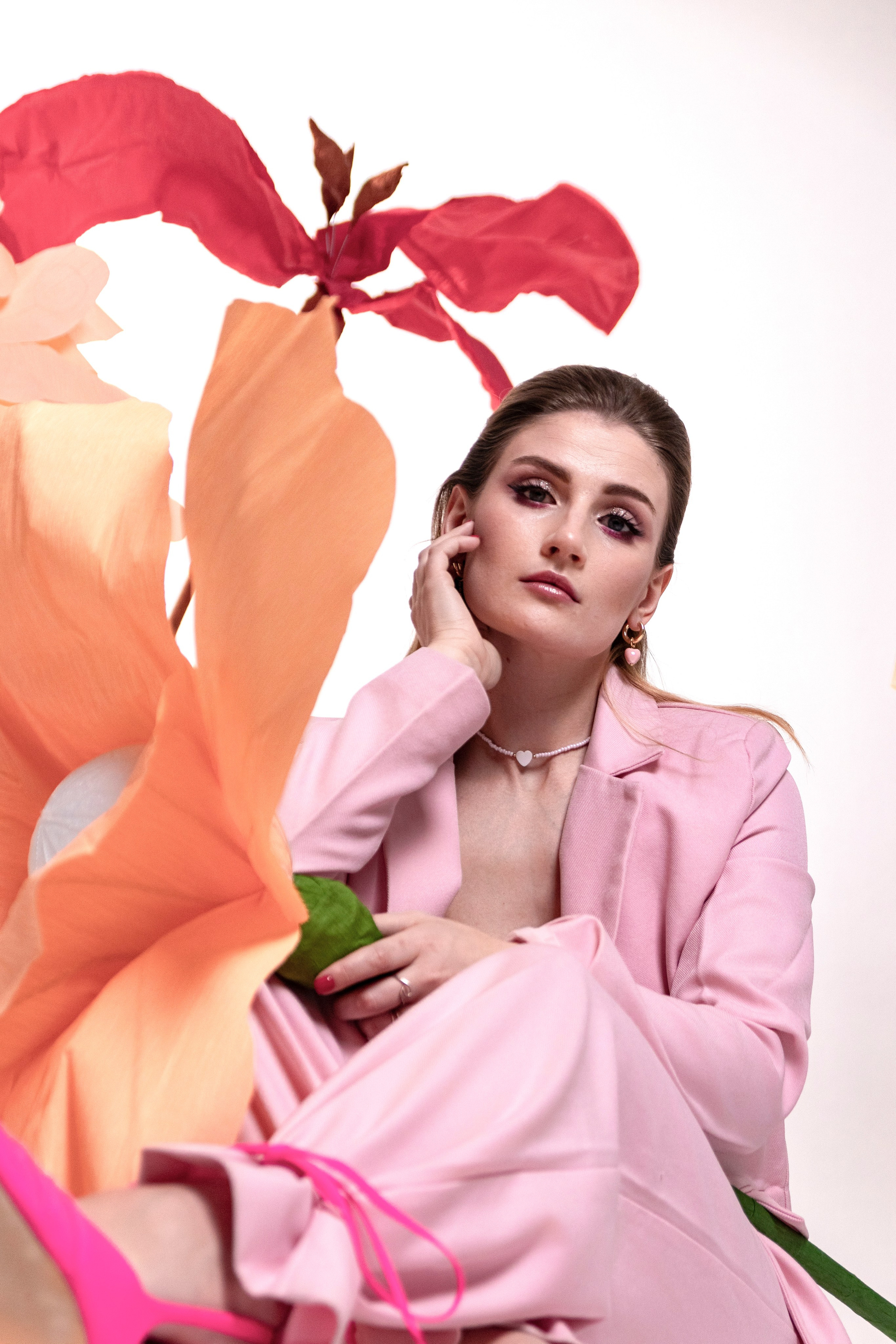 Портретная женская фотография с цветами. Портретный фотограф в Санкт-Петербурге Савельева Ольга