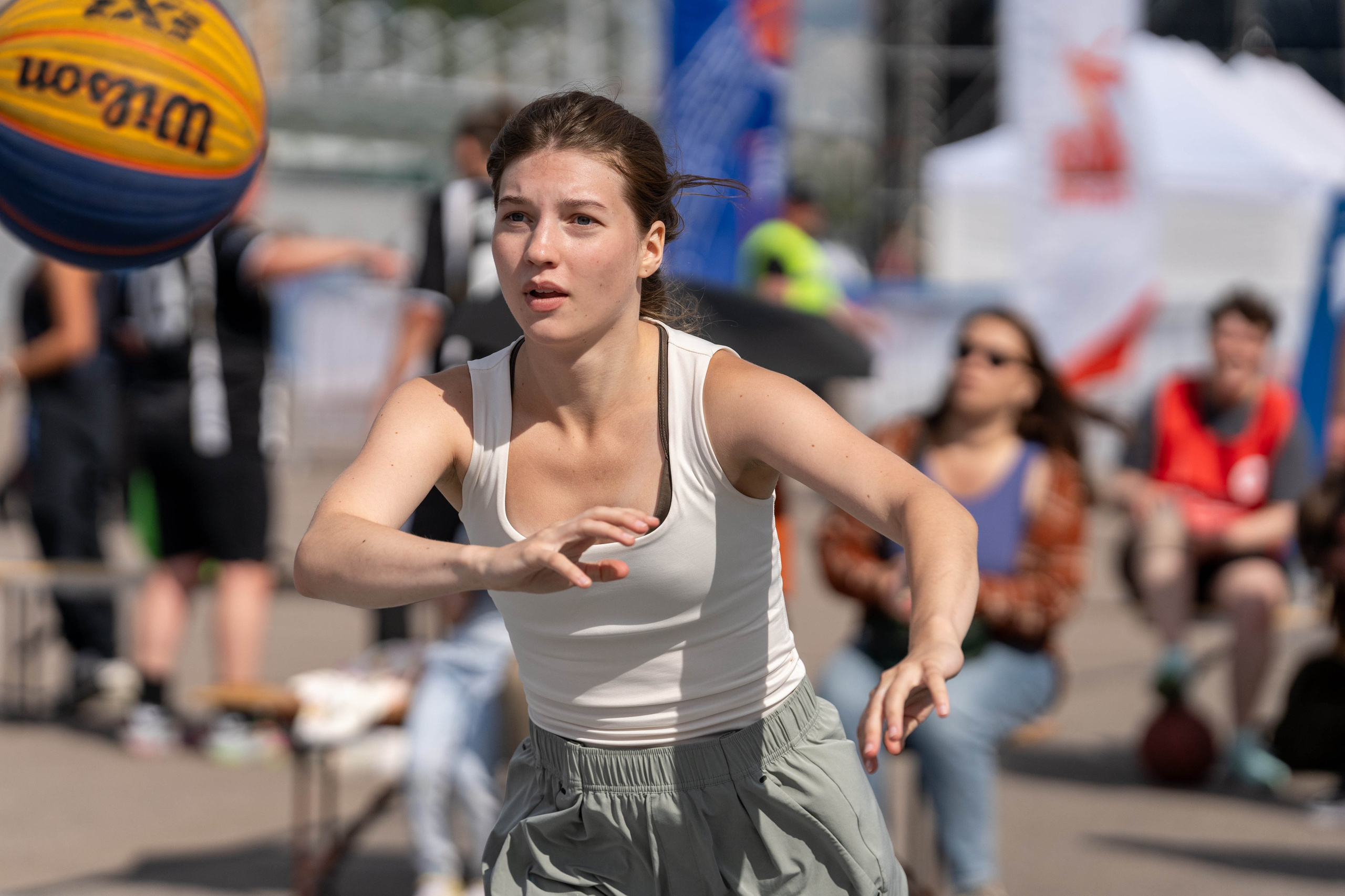 Баскетболистка ловит мяч 3х3 «Оранжевый мяч» – спортивный фотограф СПБ