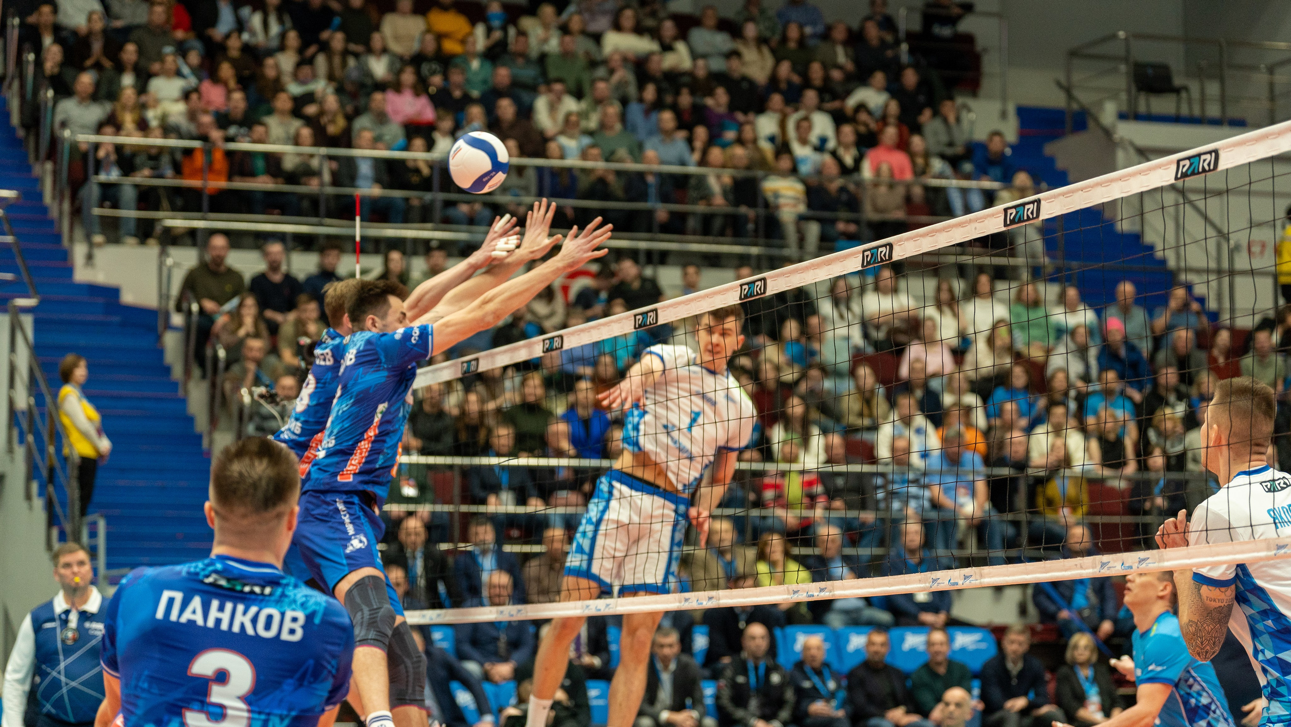 Атака «Зенита» в прыжке сквозь блок «Динамо» — динамика, напряжение и спортивная фотосъёмка в Санкт-Петербурге, репортажный стиль СПб.