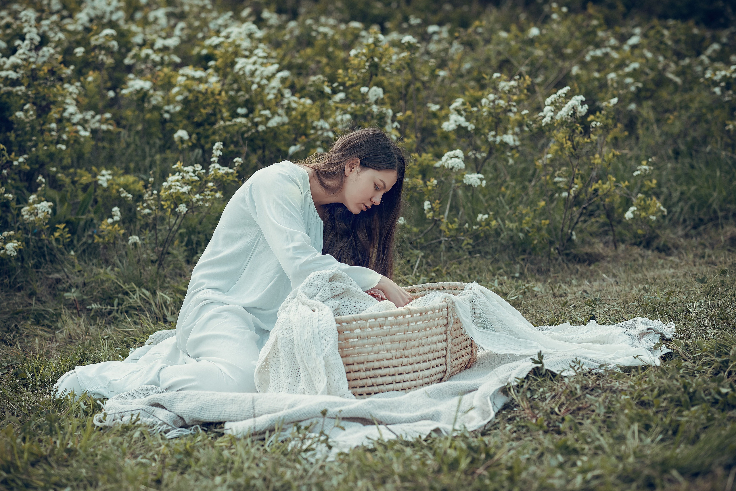 В цветущей спирее. Фотографы крещения/венчания  Красноярск Татьяна и Вячеслав Переваловы