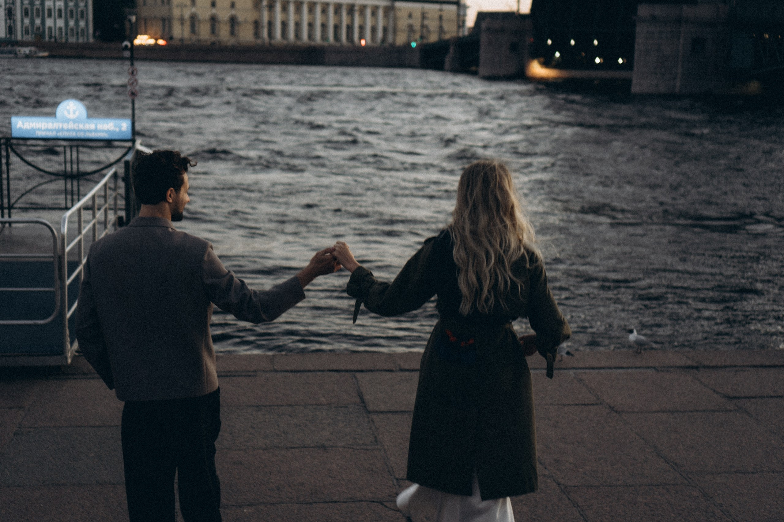 СВАДЕБНАЯ СЬЕМКА ПАРЫ НА РАССВЕТЕ В БЕЛЫЕ НОЧИ И ПРОГУЛКА С РАЗВОДНЫМИ МОСТАМИ И ПИКНИК ВОЗЛЕ ИСАКИЕВСКОГО СОБОРА. Профессиональный фотограф, Санкт-Петербург — Виктория Богомолова