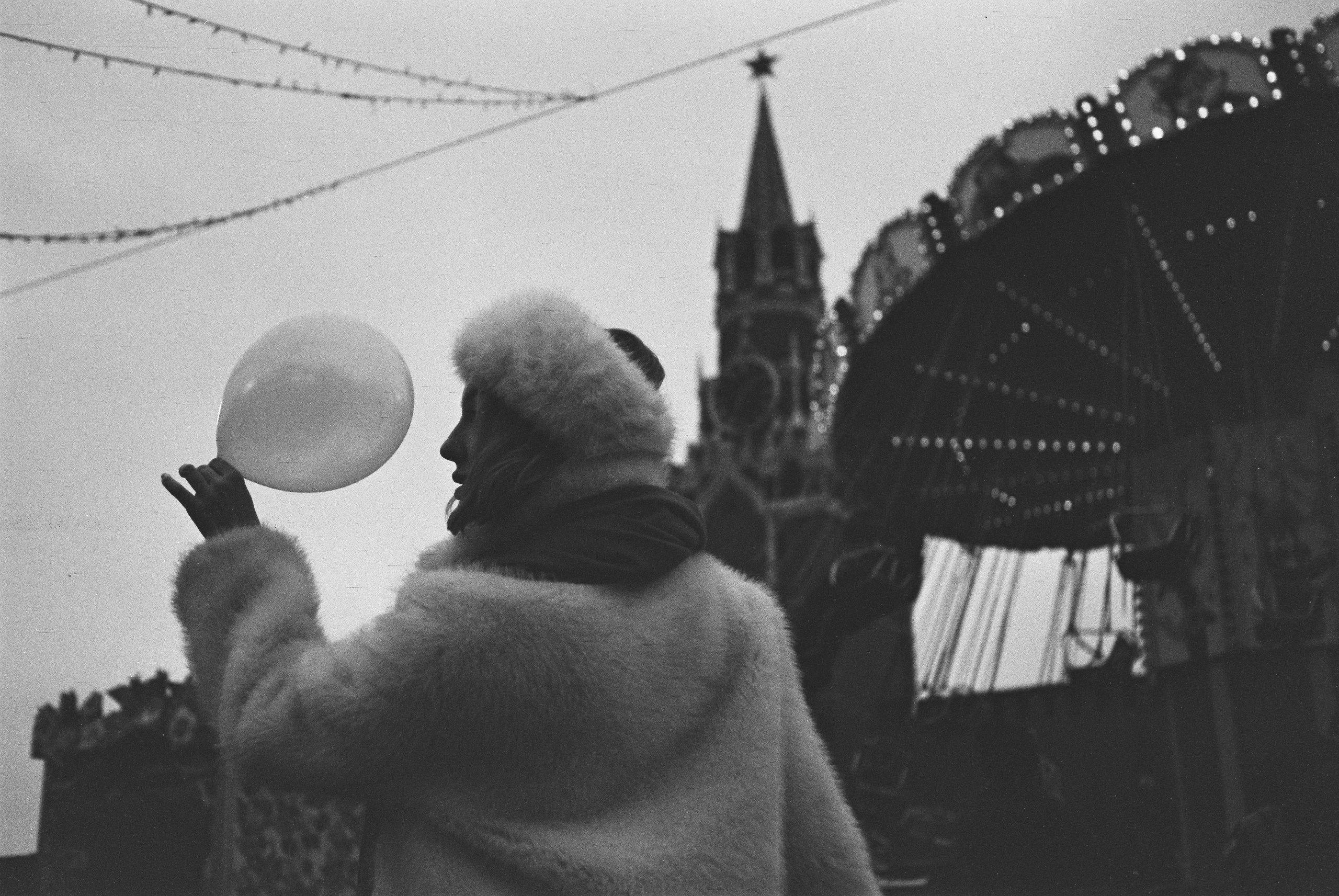 Собор Василия Блаженного, Кремль, портрет на фоне достопримечательностей, праздничная Москва, снег