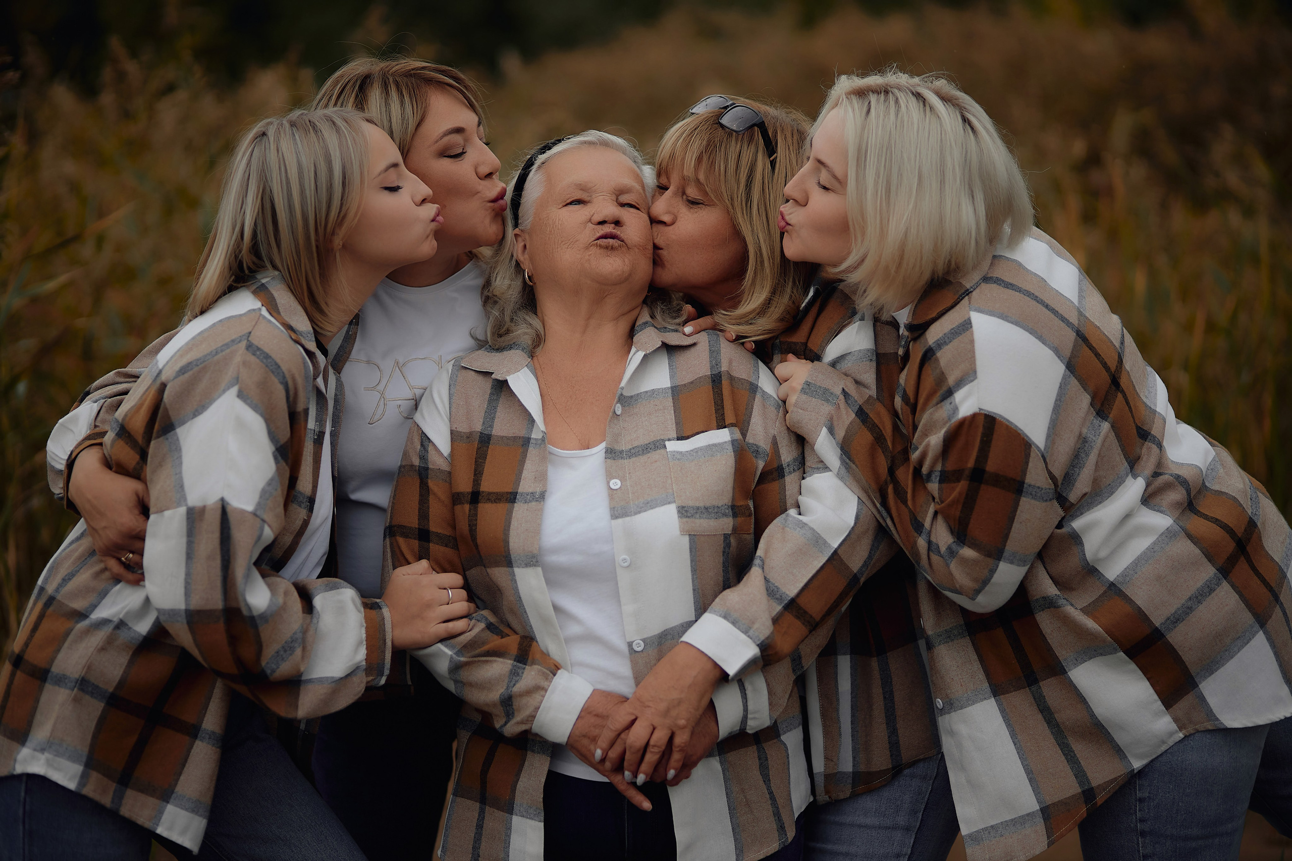 Аня, Таня, Полина, Оля и бабушка Клава. Свадебный фотограф Чайковский