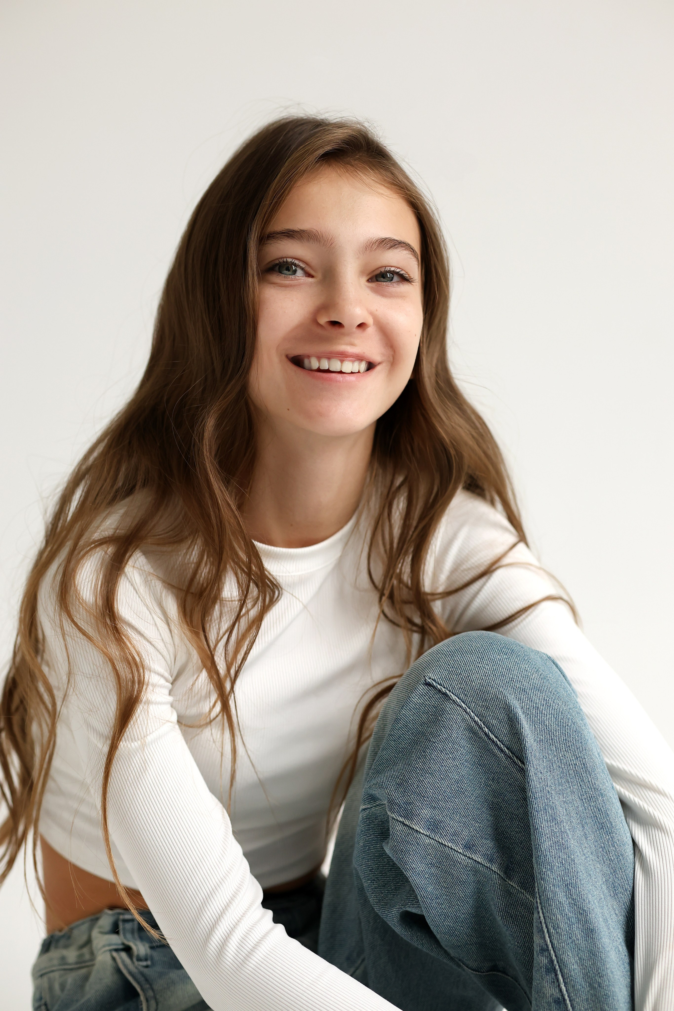 модельные тесты на белой циклораме при дневном освещении в студии