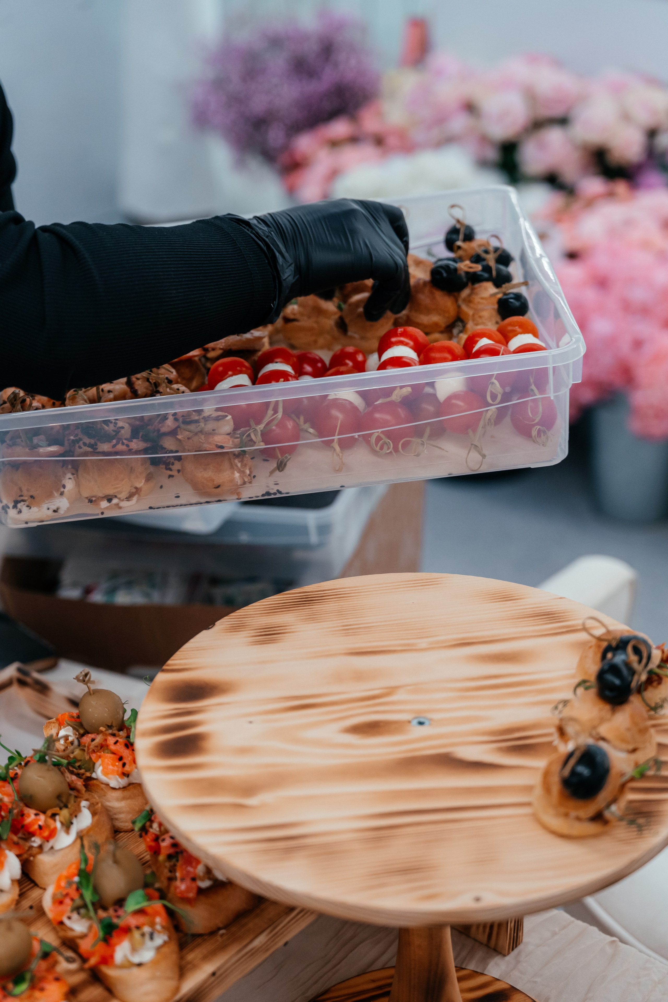 Столы. Выездной кейтеринг, съедобные букеты, торты и сладости на заказ