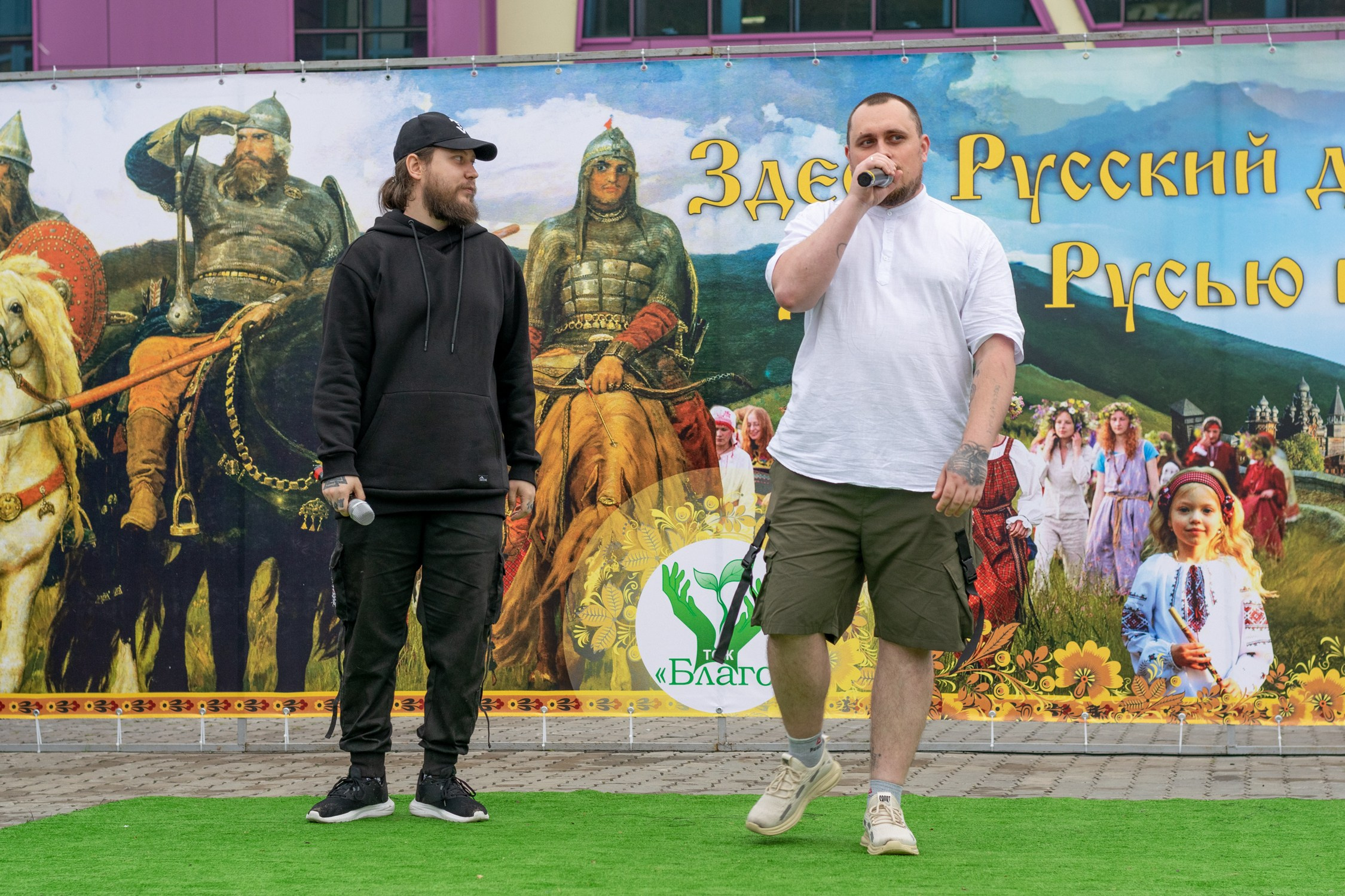 Антон Курдюмов фотограф в Хабаровске Рина Курдюмова фото27 foto27 Антон Дорофеев репортажный репортаж документалист Тони и Рина фотосоздатели День молодежи по-русски Хабаровск кинотеатр