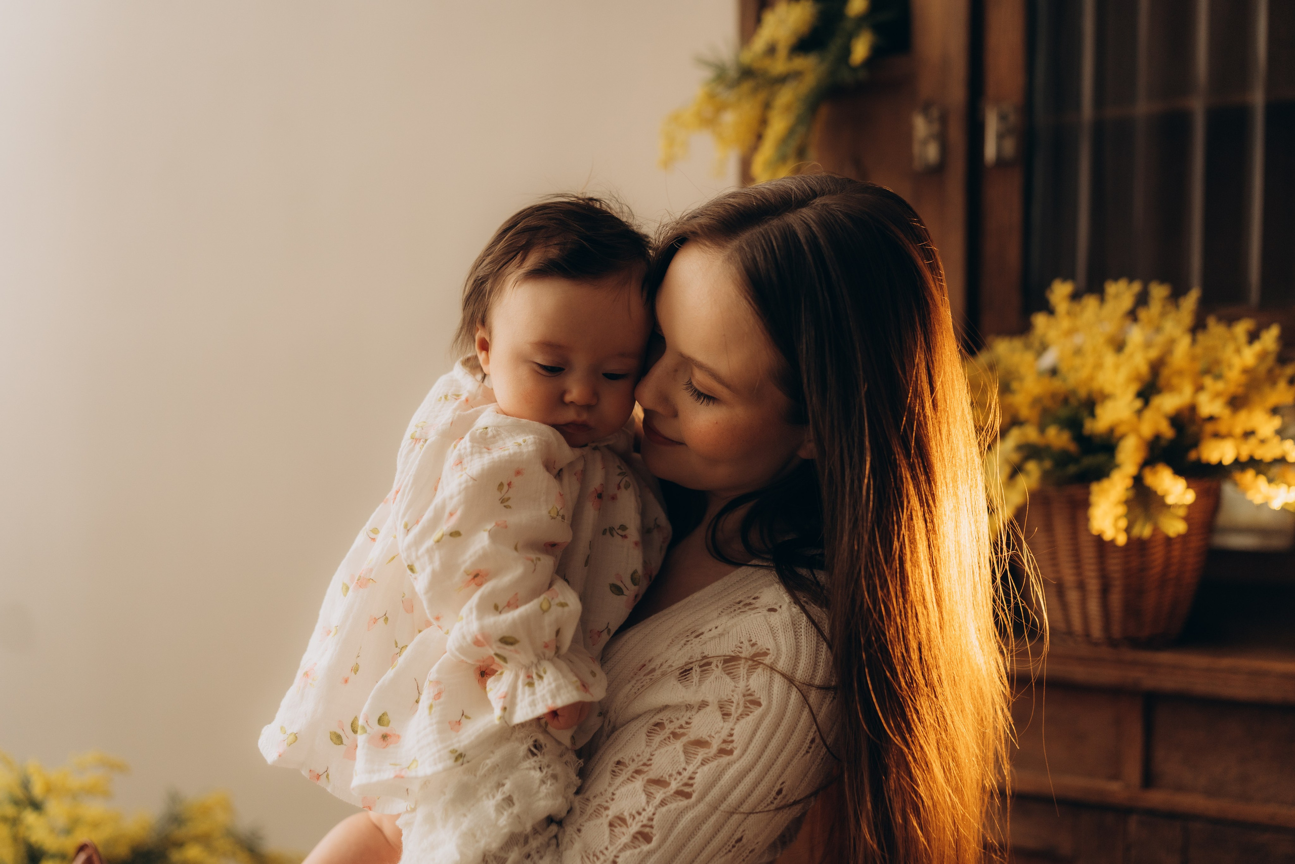 Мама с дочкой и мимозы. Семейный фотограф в Казани