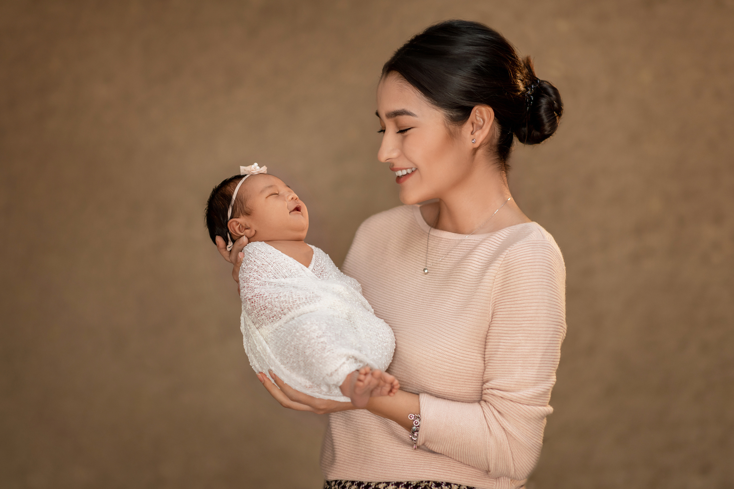 Newborn. Творческая команда Ульяшевы, свадебная и семейная фотография. Кахахста