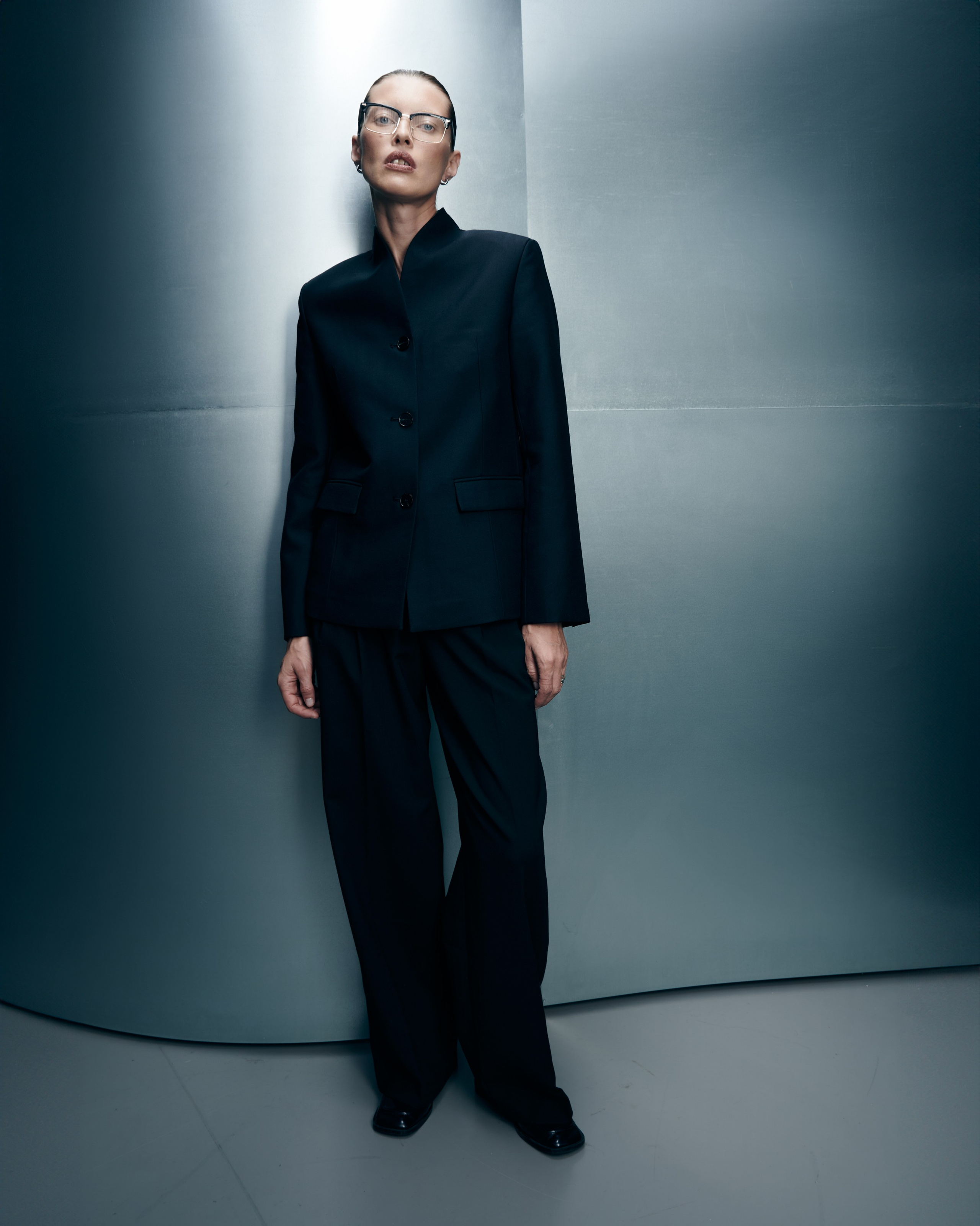 Снимаю одежду и аксессуары для молодых брендов и дизайнеров. Студийные лукбуки, каталожные съёмки, фоны, свет и атмосфера — всё под концепцию проекта. Помогаю выстроить грамотный сетап, понимаю стилистику и задачу. Также работаю гафером — знаю, как выжать максимум из света.