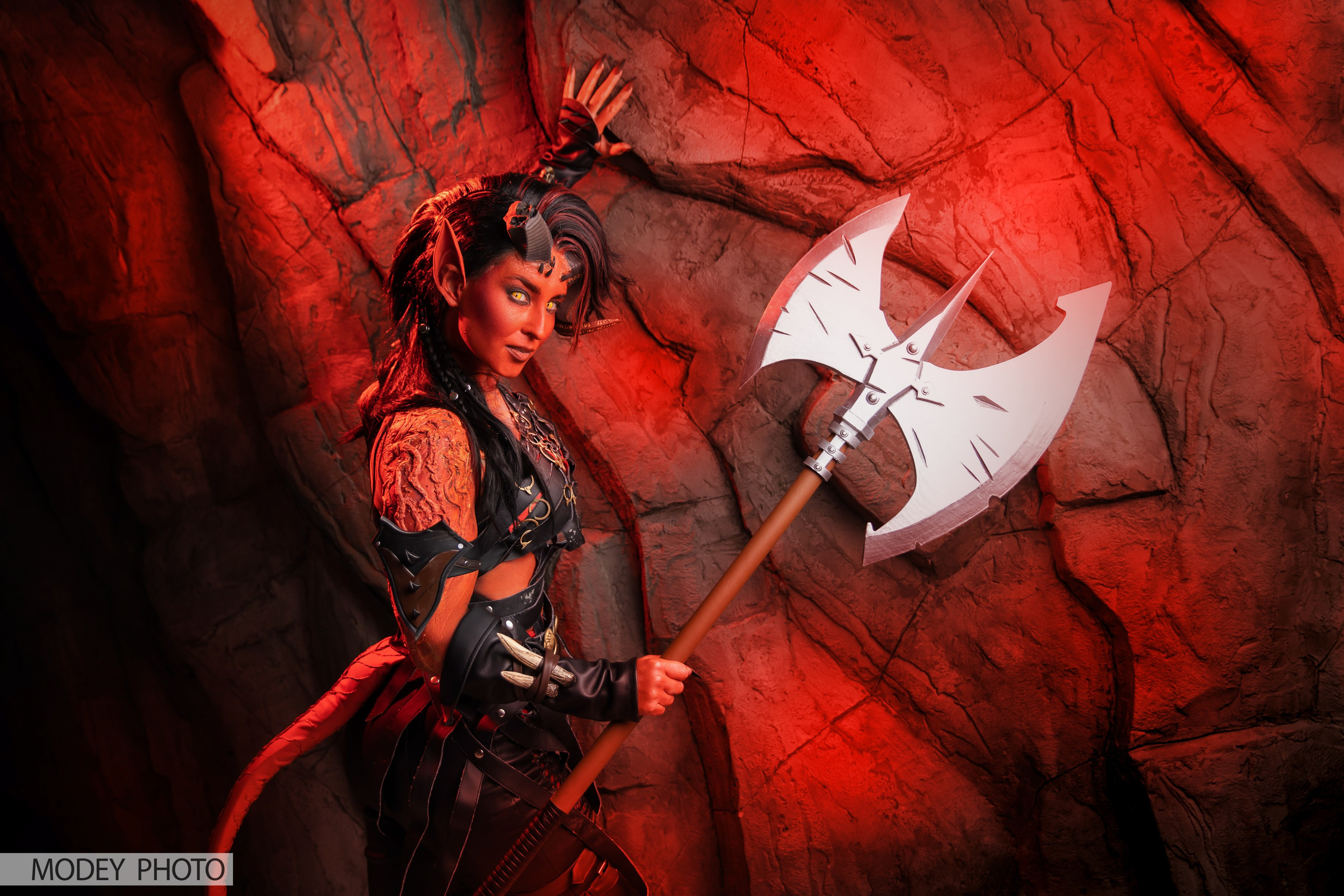 Огненная девушка Карлах из Baldur's Gate 3 (cosplay)