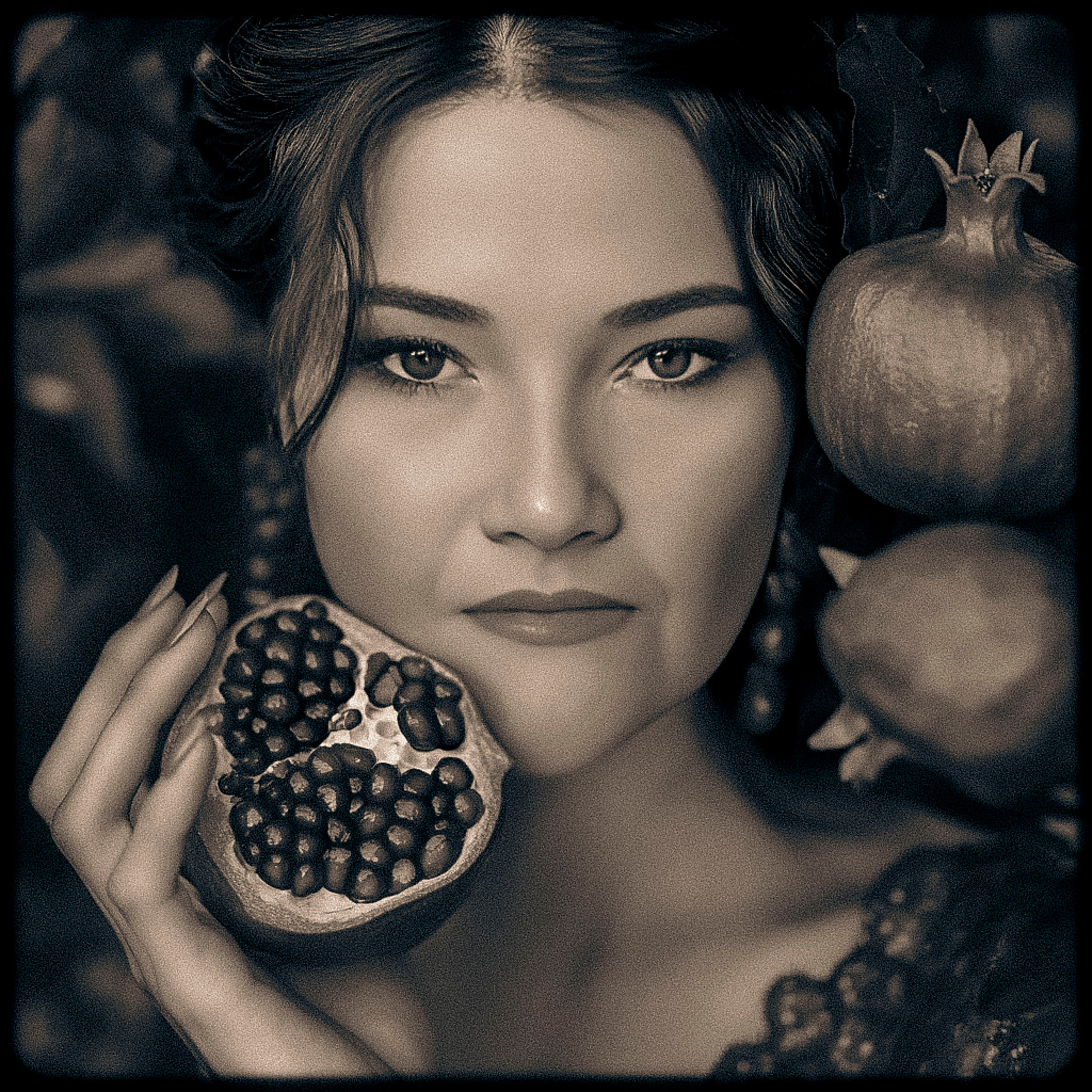 Нейрофотосессия для Ольги. Девушка с гранатом. ФотоХудожник Харитонова Ирина г. Санкт-Петербург