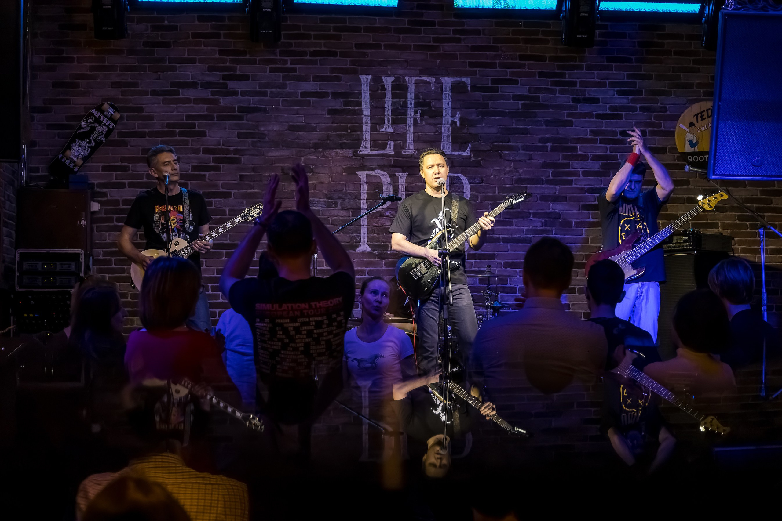 LifePub 29.03.2023. Московская кавер-группа BankBand