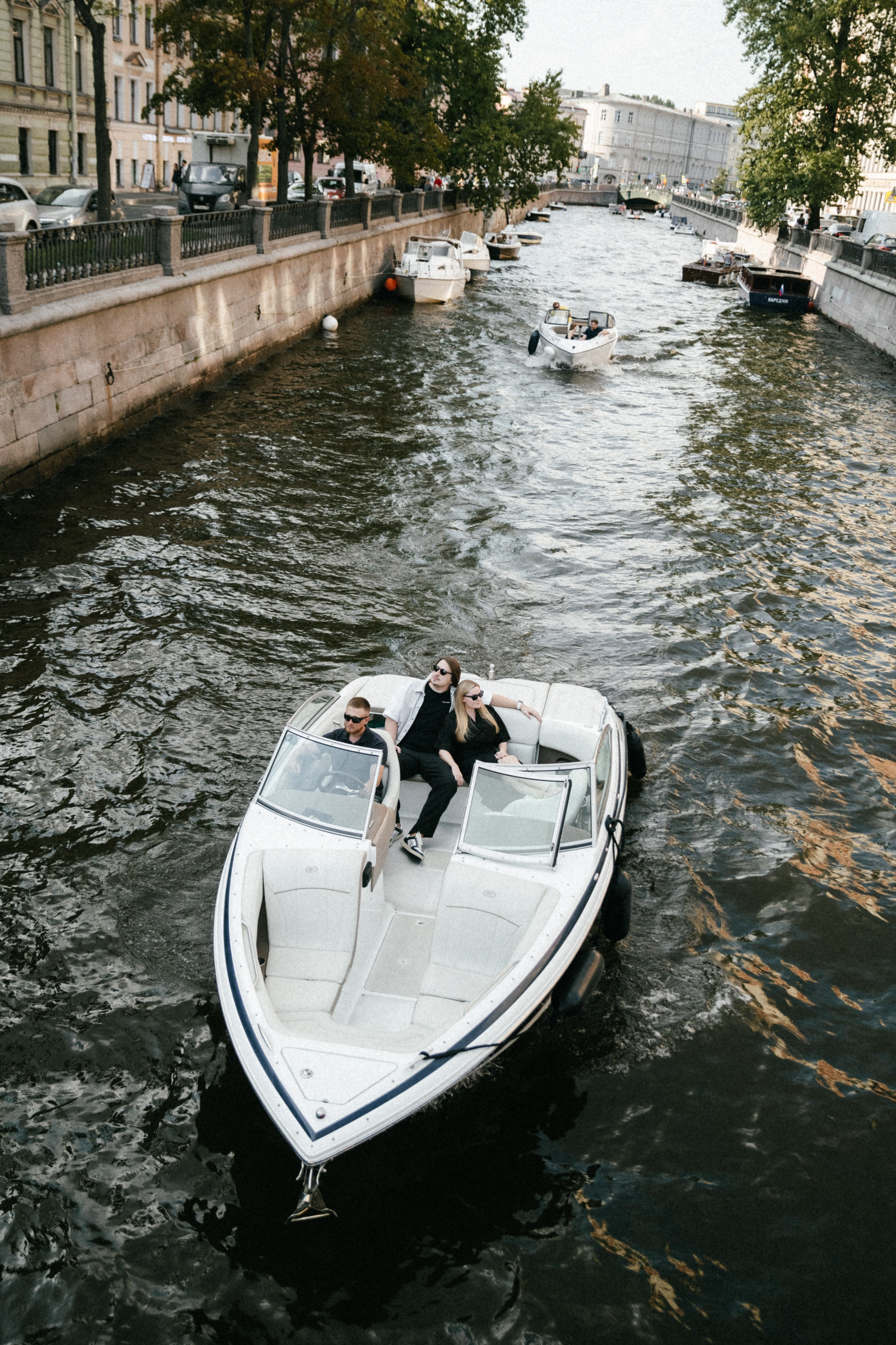 Даша и Витя на катере. Репортажный и портретный фотограф в Санкт-Петербурге Степлевич Дарья