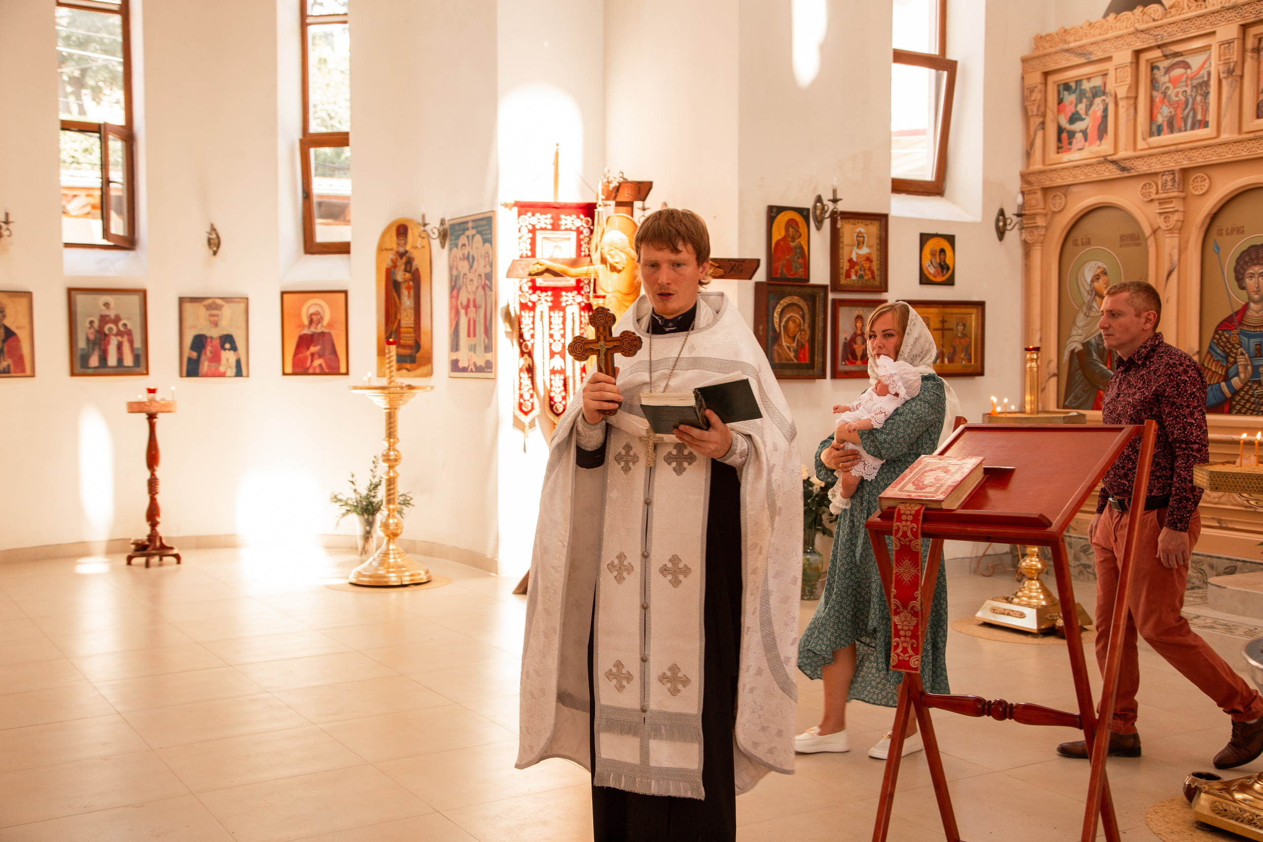 Крещение в храме апостола Симона Кананита в поселке Лоо. Семейный фотограф в Сочи, Лоо, Дагомысе, Вардане Кучумова Олеся