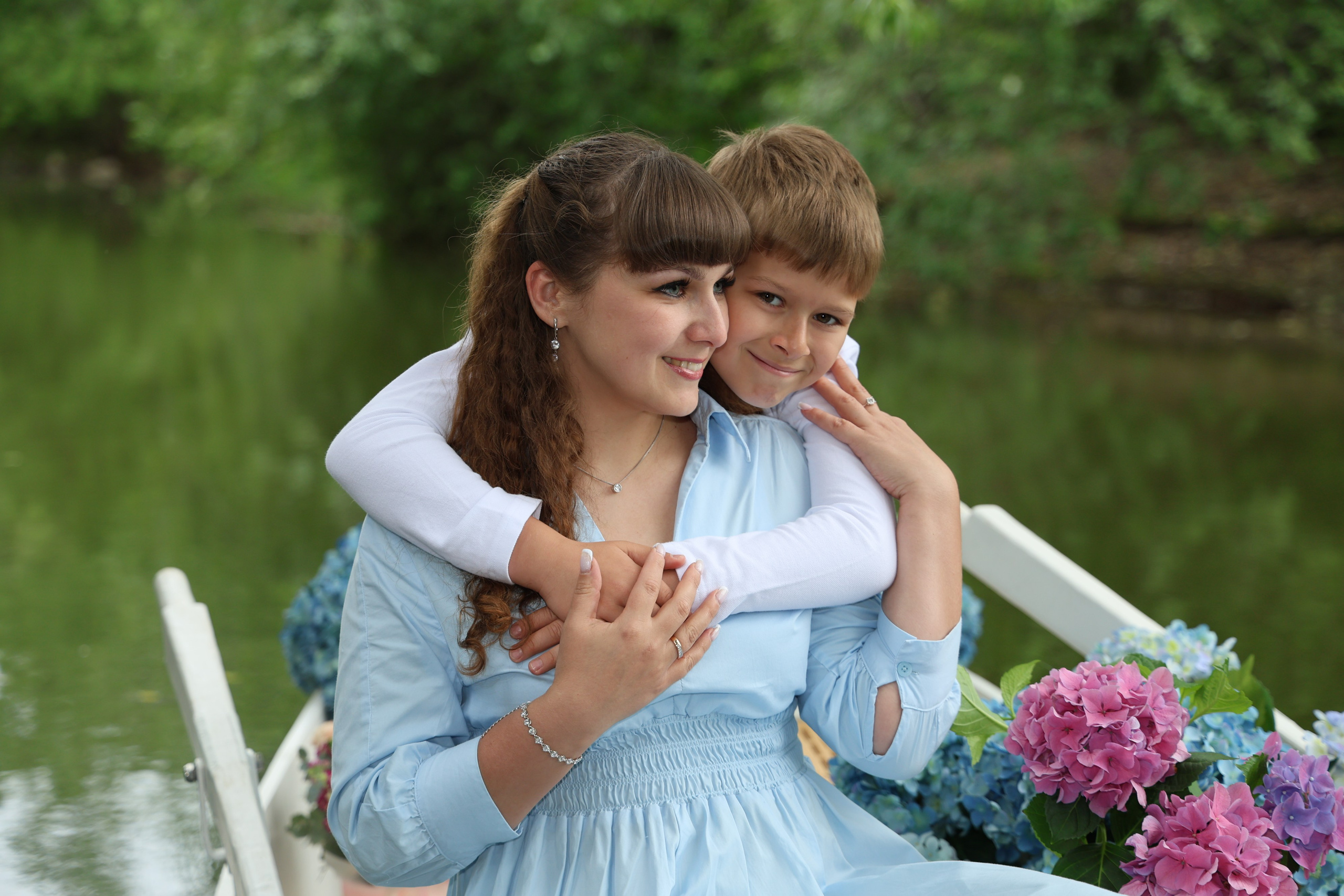 Фотосессия в лодке, лодка, озеро, платье, книга, шляпа, зонт, перчатки, весла, лето. Свадебный, семейный, женский и детский фотограф из Екатеринбурга