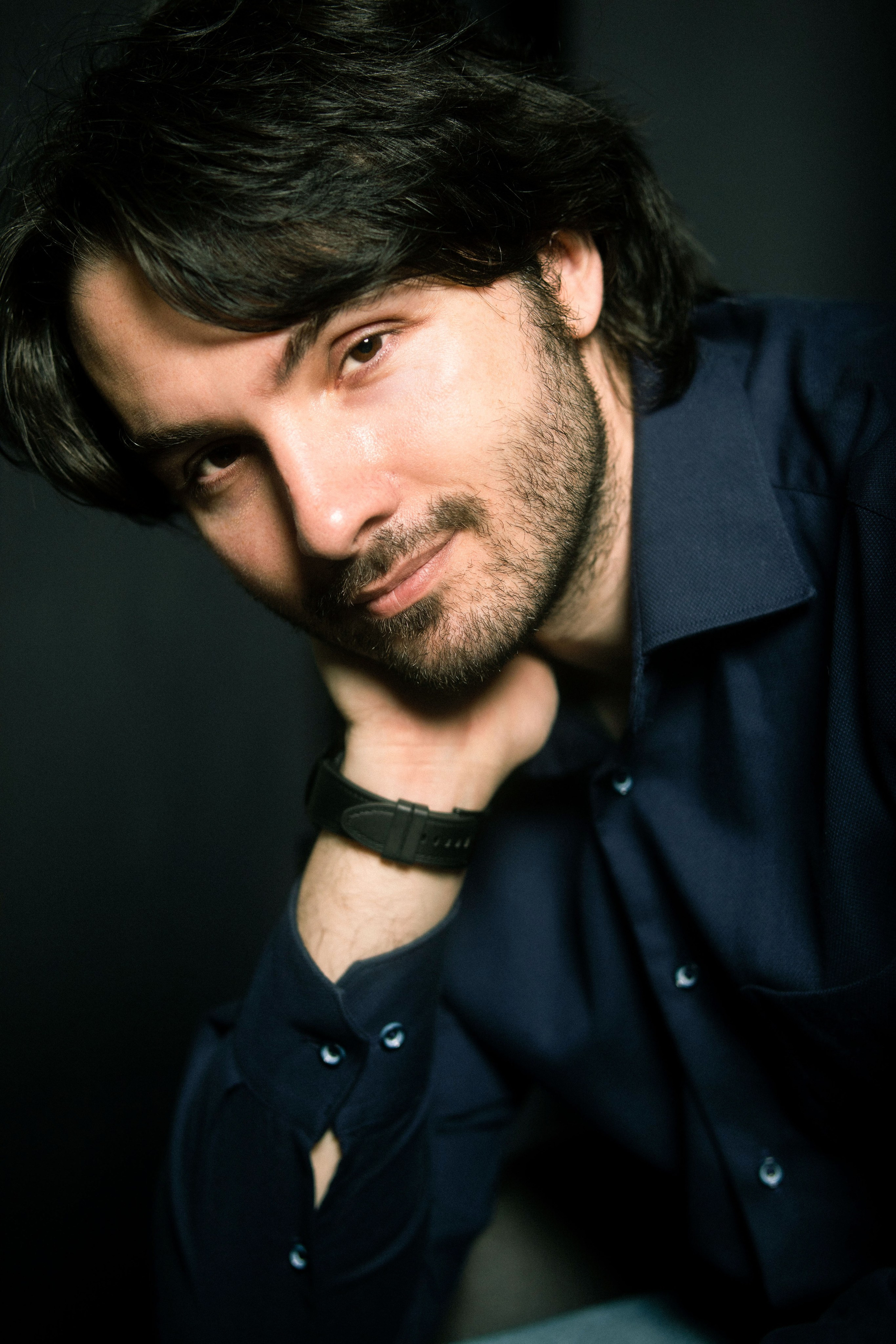 портрет мужчины с челкой