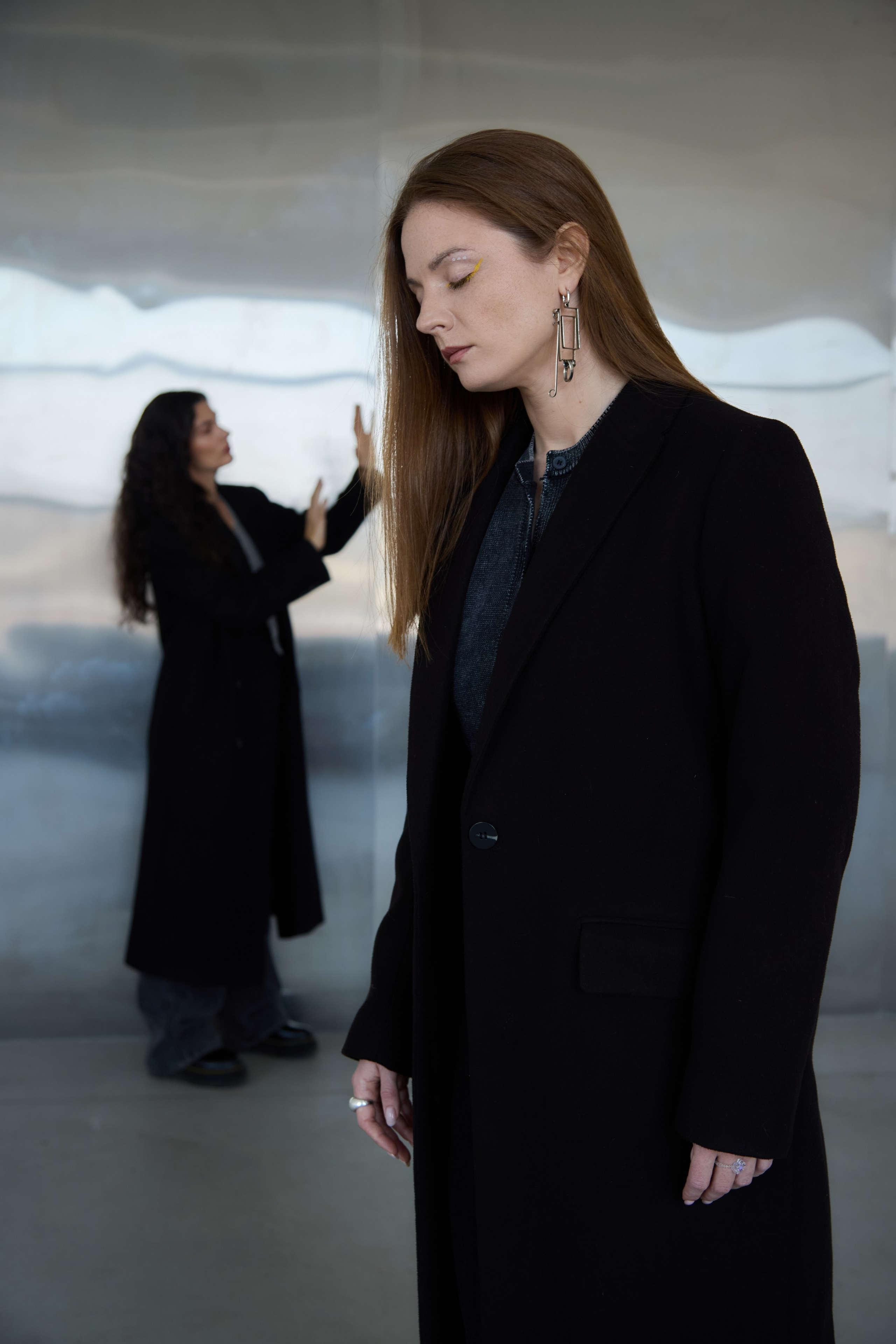 Две девушки на фоне металлической стены. Виктория Брызгалова и Анна Пижонкова