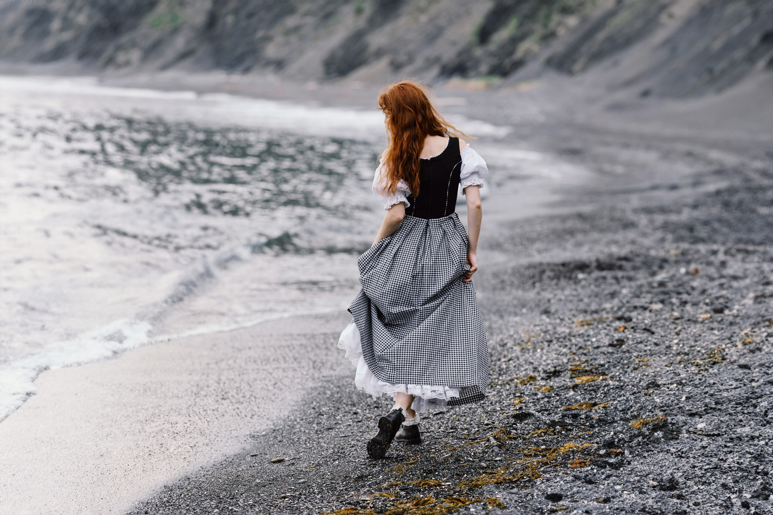 Прогулочная фотосессия на пляже с чёрным песком в Находке