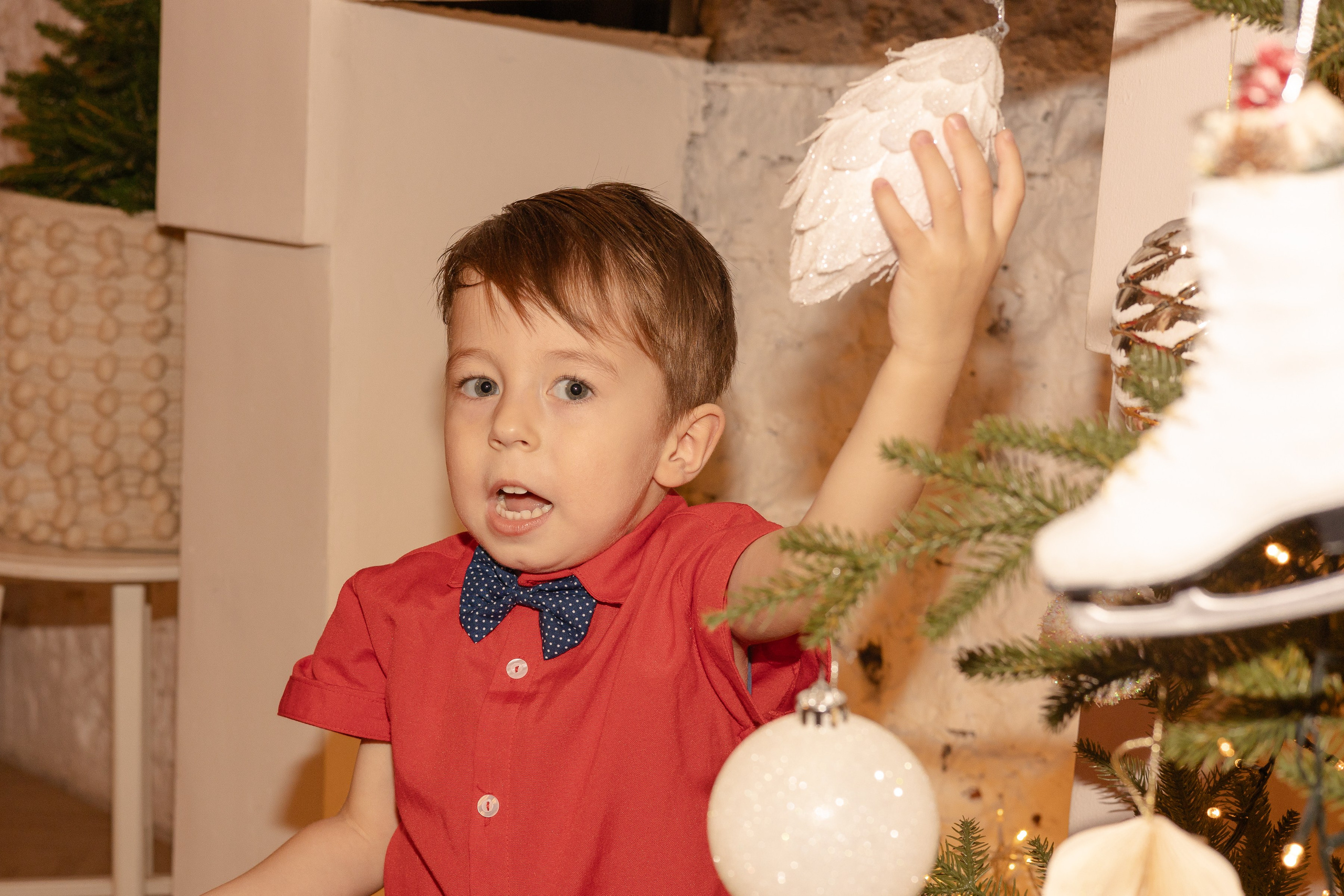 Детская новогодняя фотосессия в студии Ижевска для озорного Данила