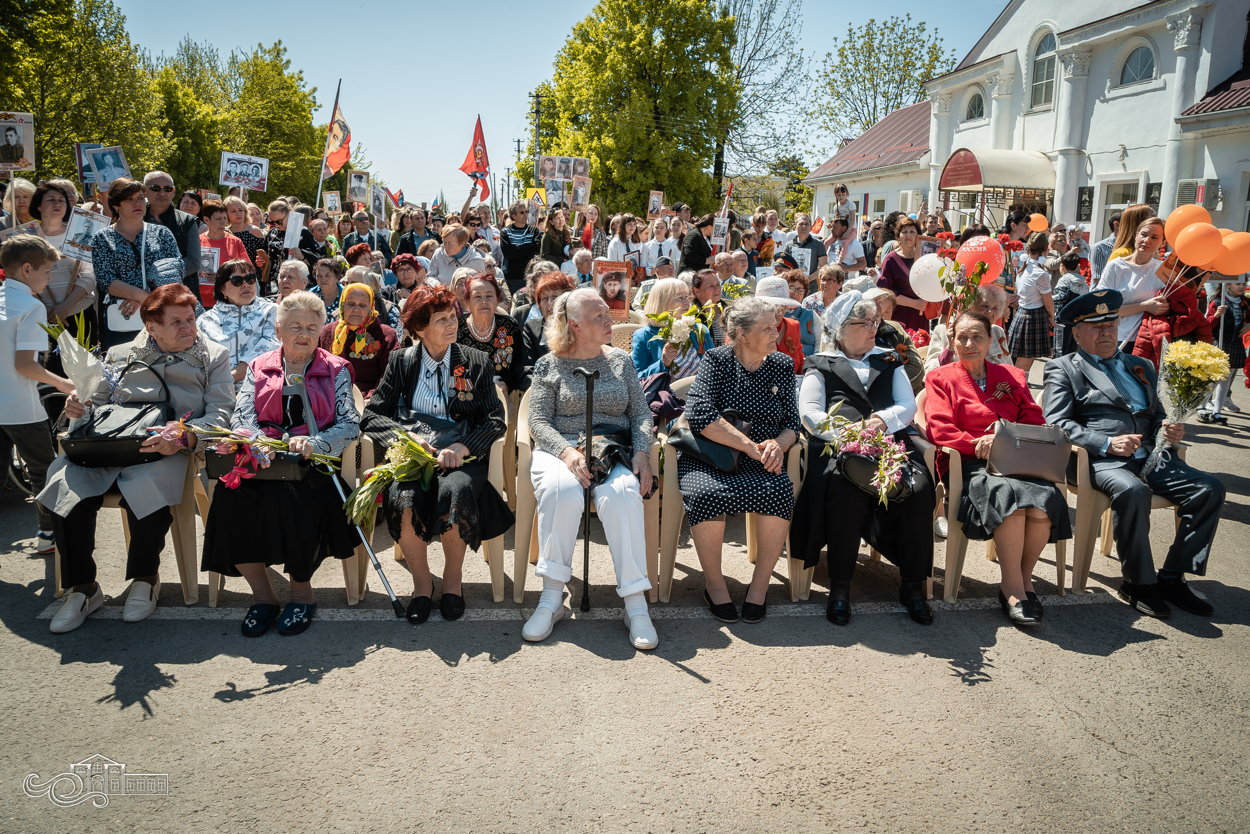 Бессмертный полк в Новотитаровской. Новотитаровский Дом культуры