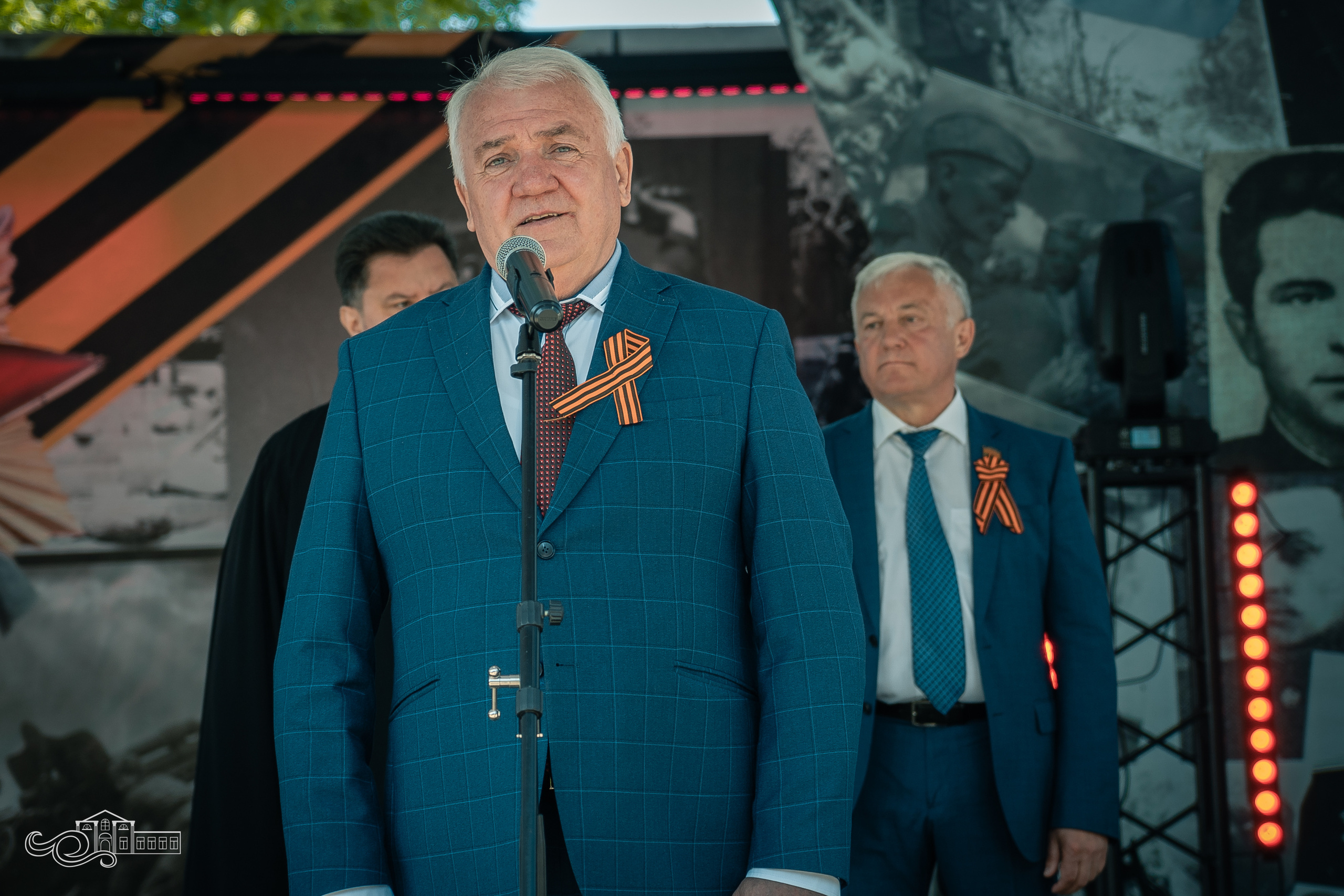 Бессмертный полк в Новотитаровской. Новотитаровский Дом культуры