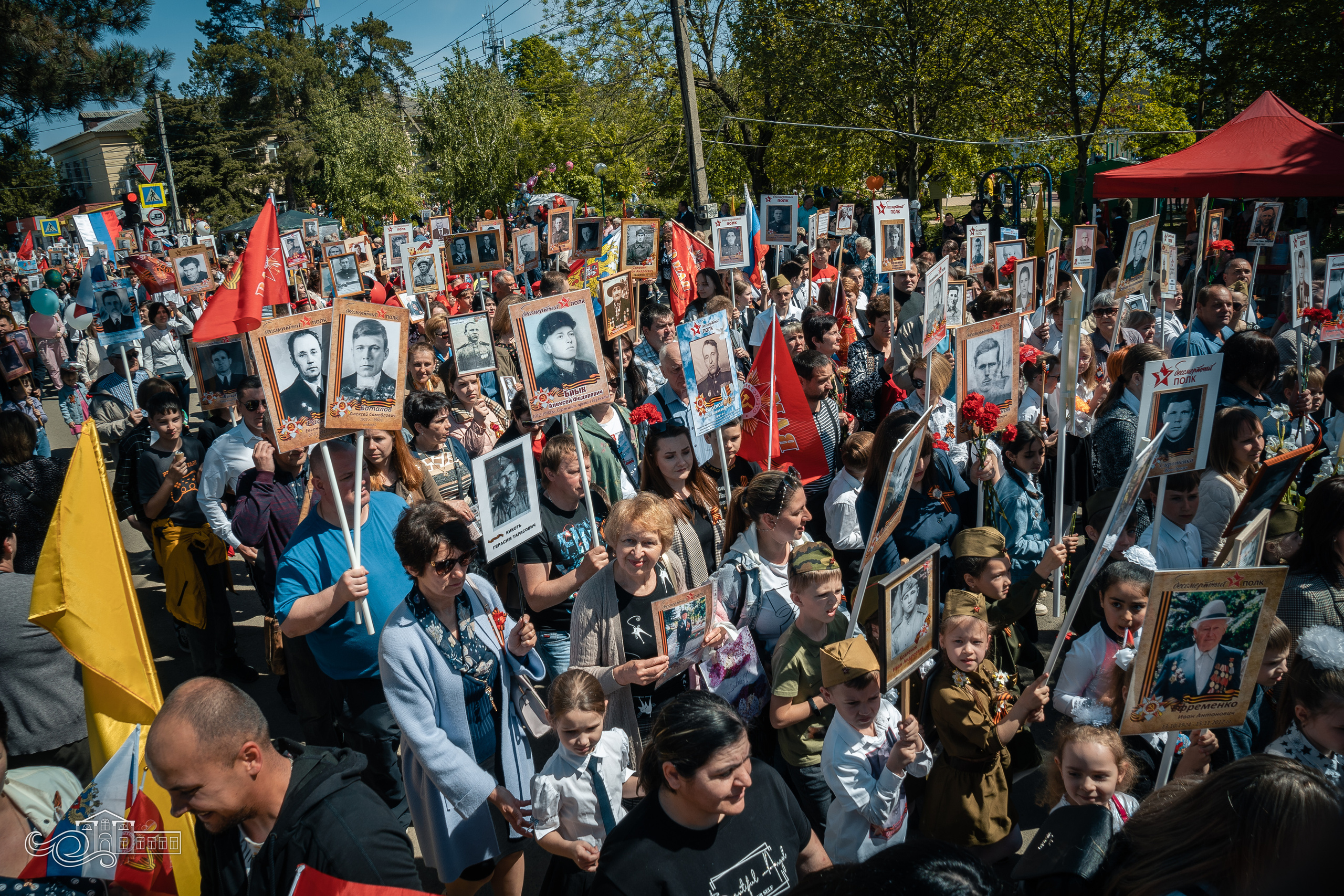Бессмертный полк в Новотитаровской. Новотитаровский Дом культуры