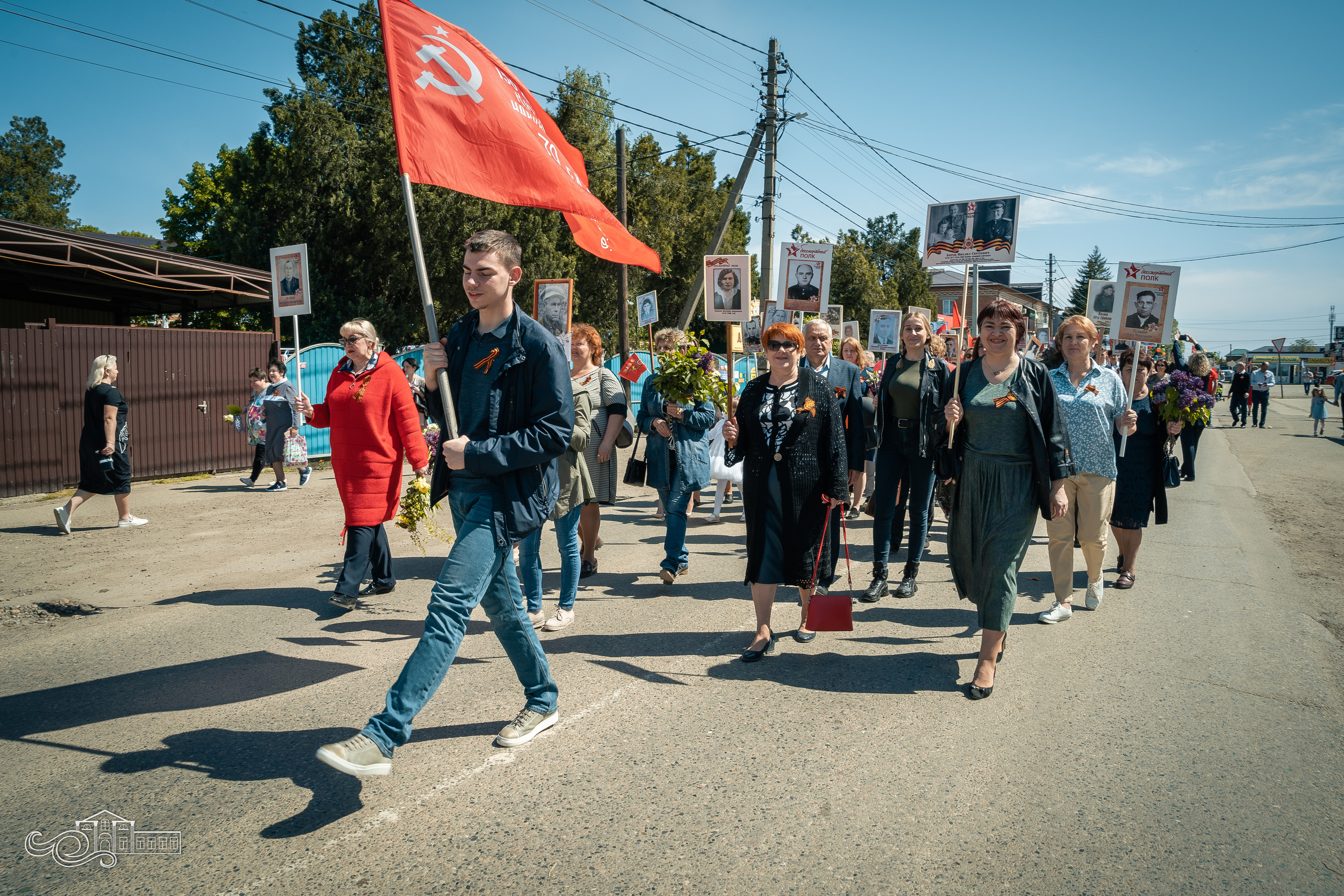 Бессмертный полк в Новотитаровской. Новотитаровский Дом культуры
