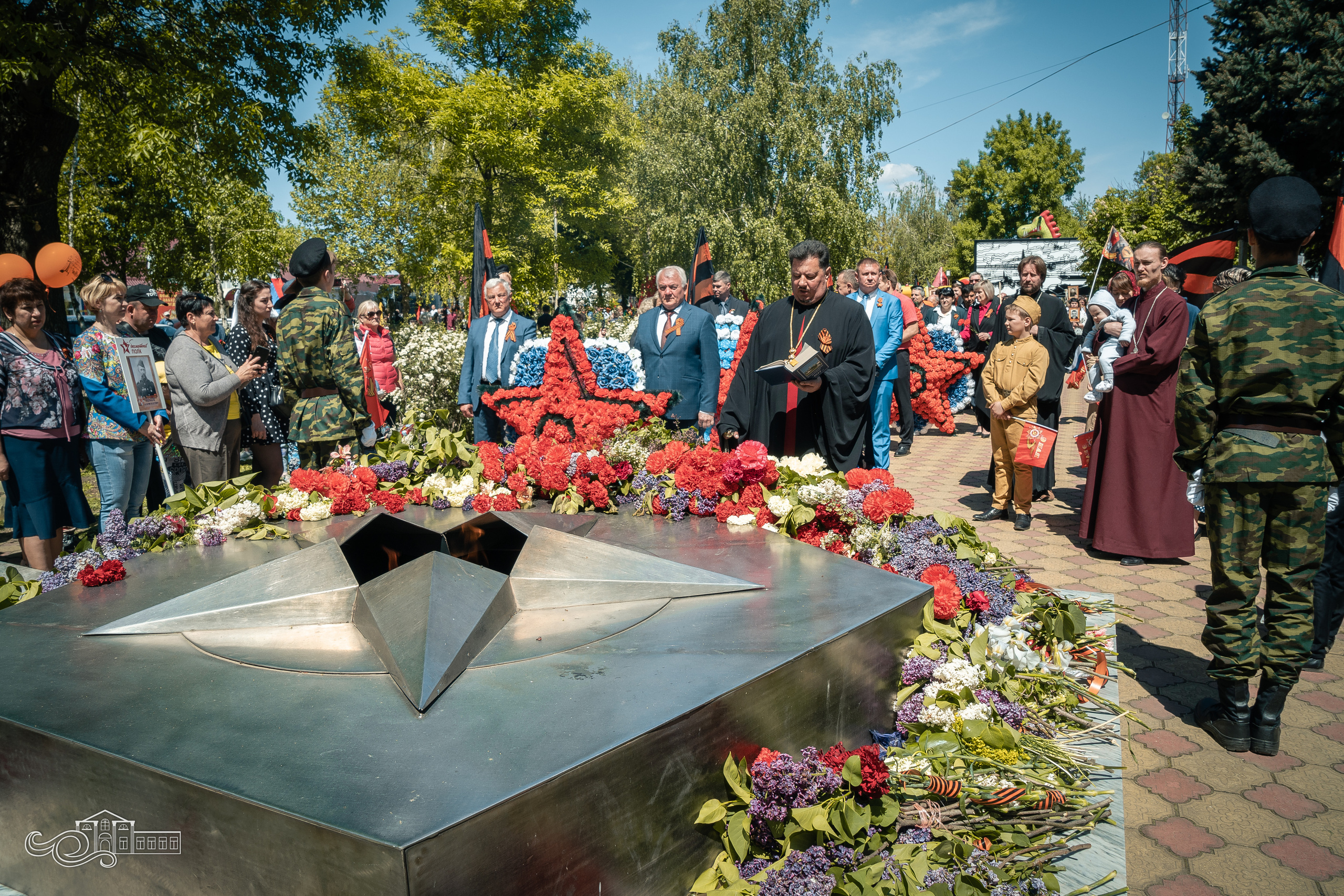 Бессмертный полк в Новотитаровской. Новотитаровский Дом культуры