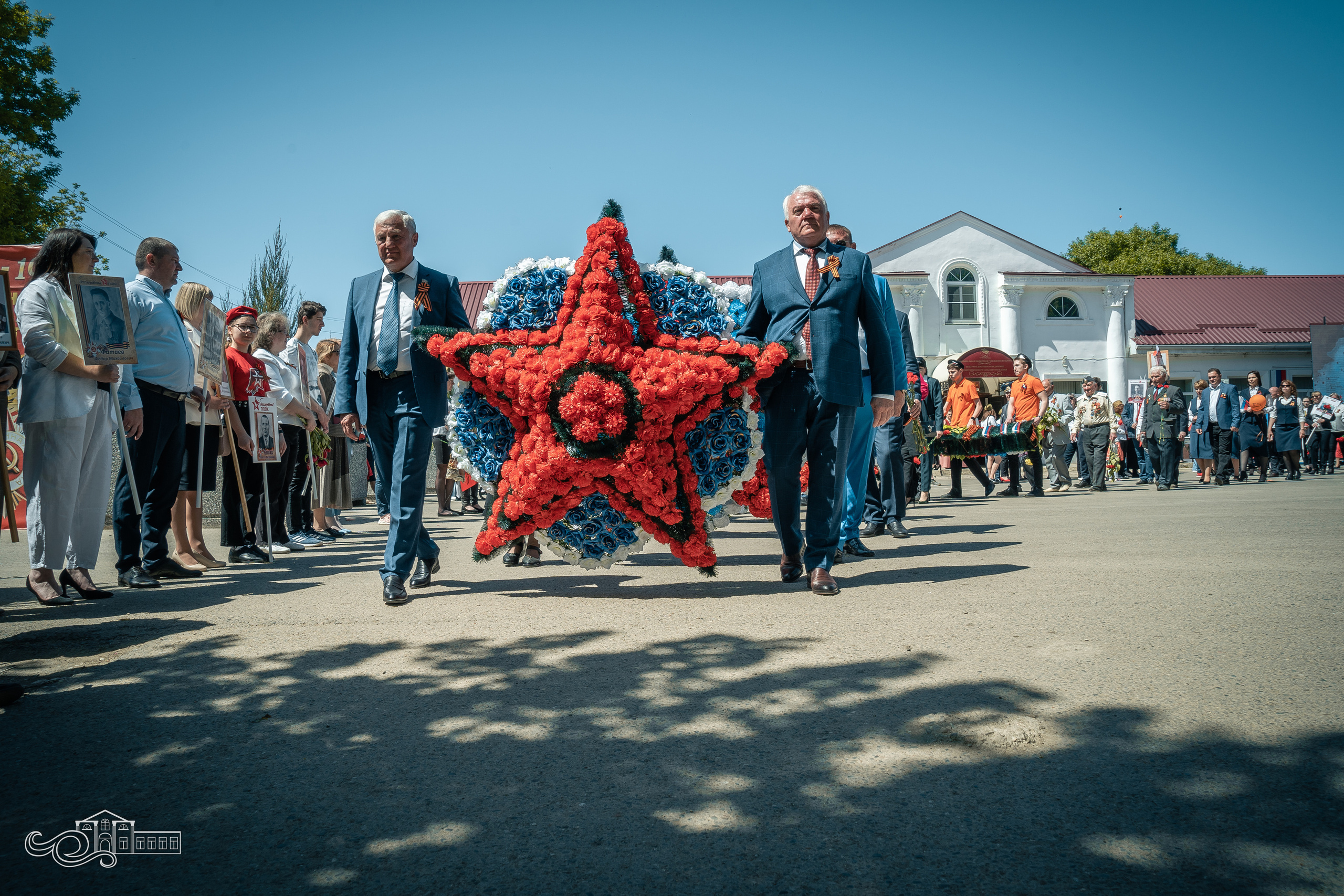 Бессмертный полк в Новотитаровской. Новотитаровский Дом культуры