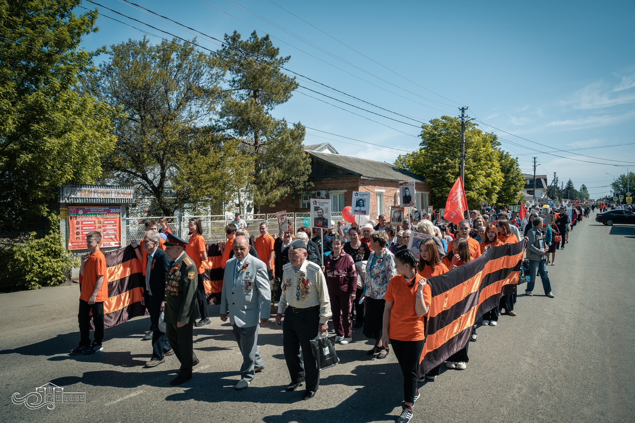 Бессмертный полк в Новотитаровской. Новотитаровский Дом культуры