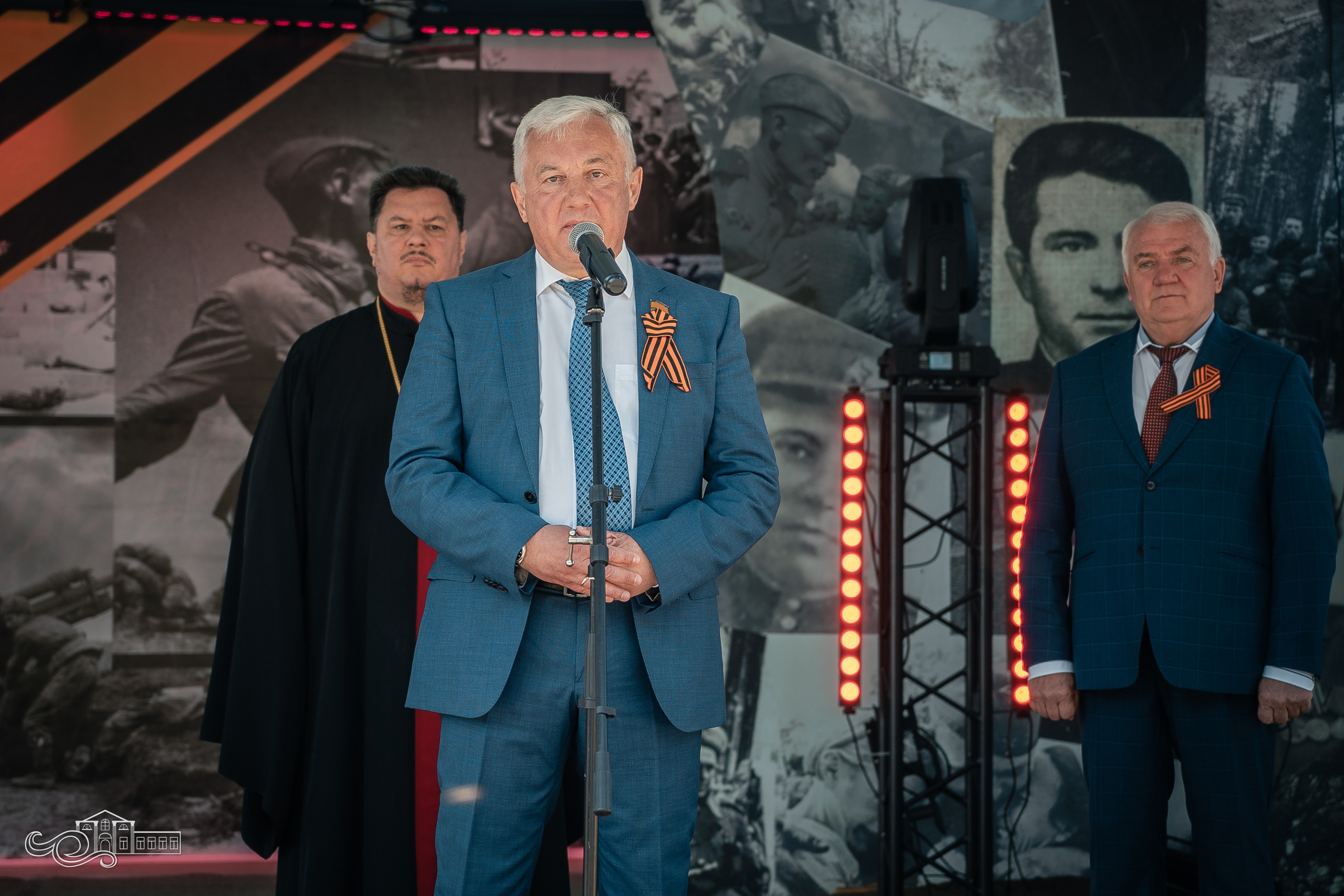 Бессмертный полк в Новотитаровской. Новотитаровский Дом культуры