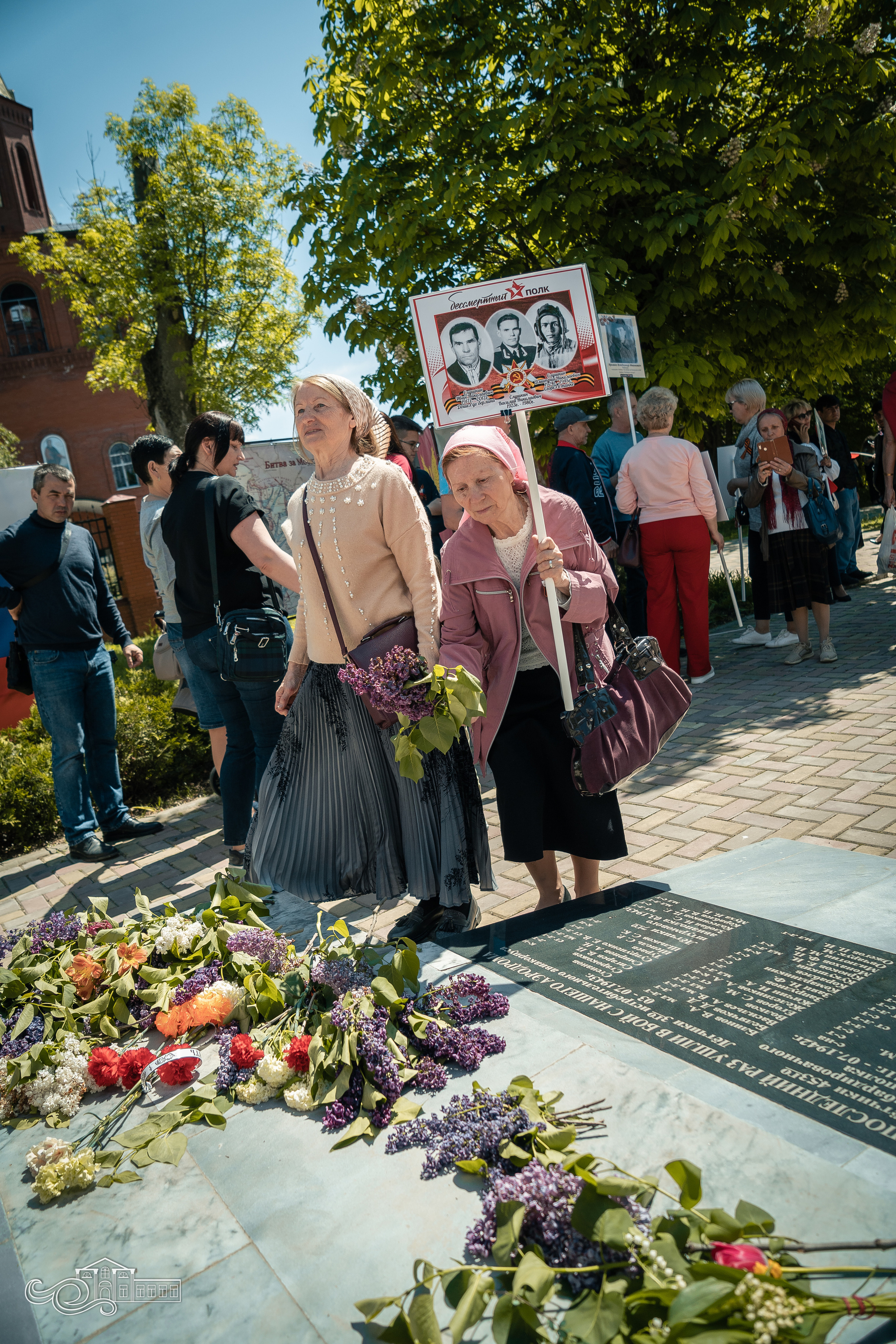 Бессмертный полк в Новотитаровской. Новотитаровский Дом культуры