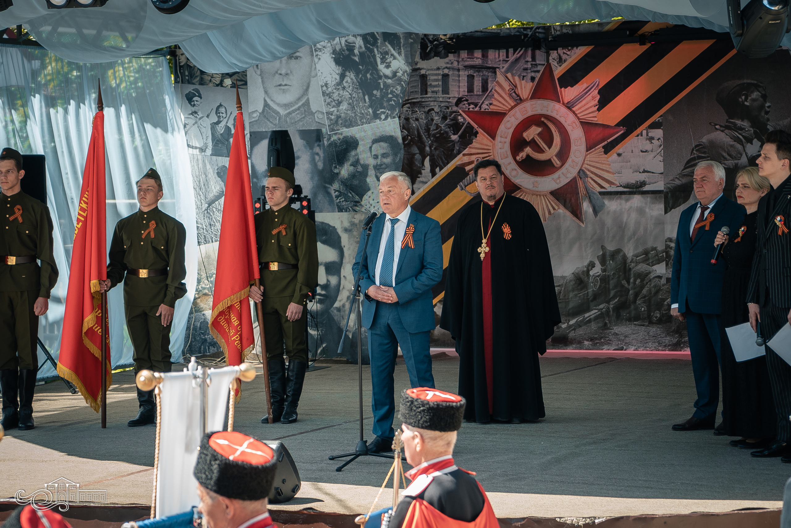 Бессмертный полк в Новотитаровской. Новотитаровский Дом культуры