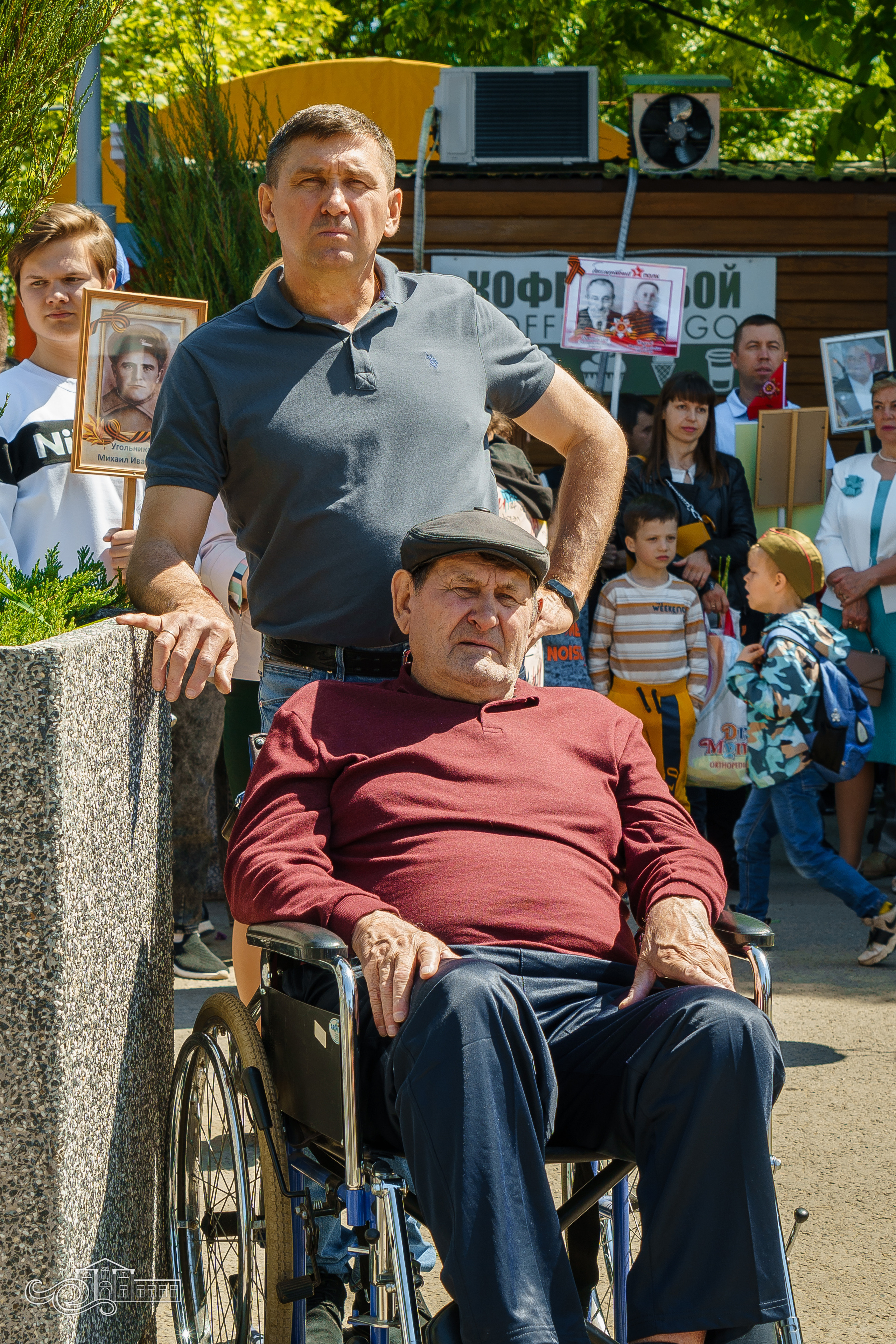 Бессмертный полк в Новотитаровской. Новотитаровский Дом культуры