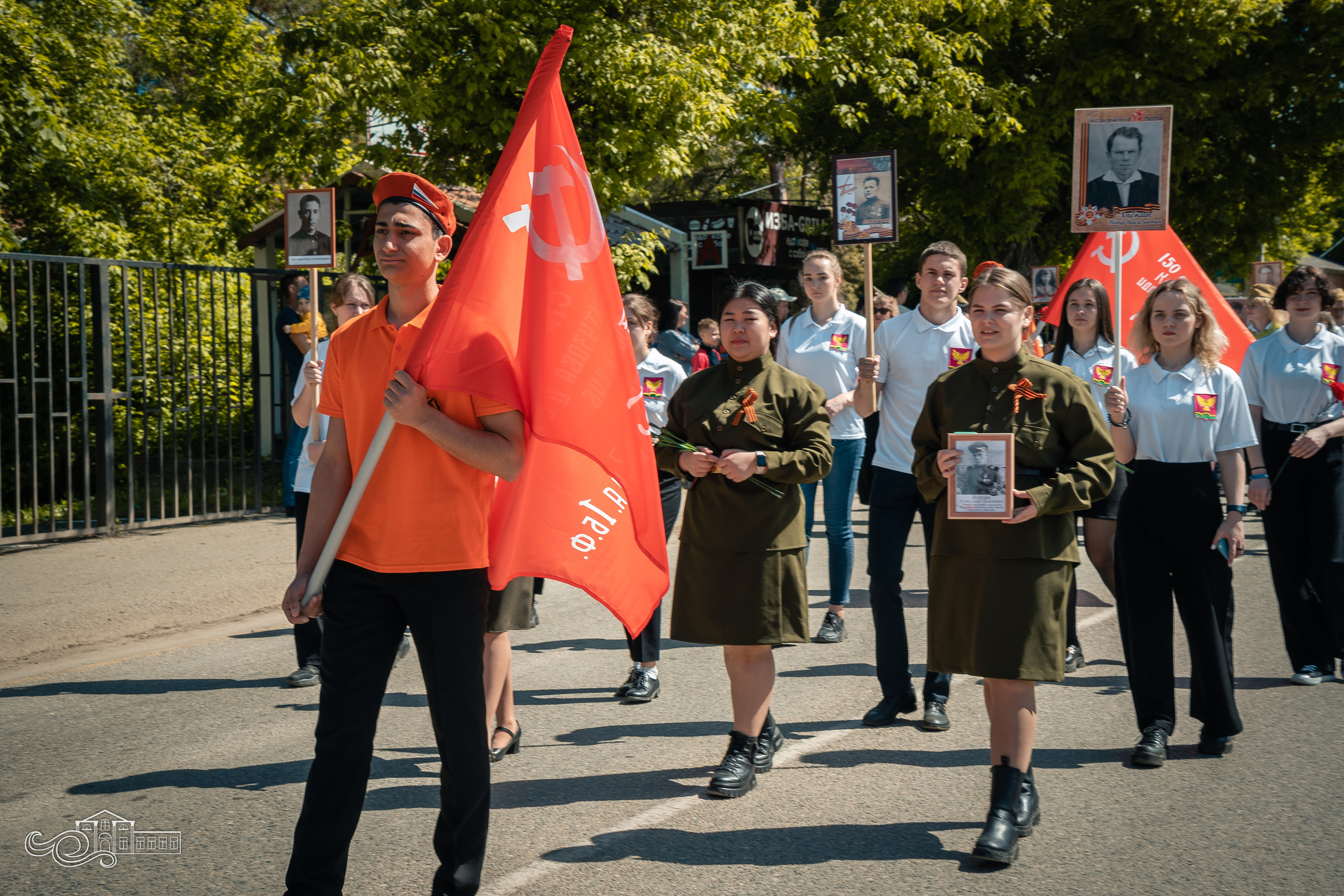 Бессмертный полк в Новотитаровской. Новотитаровский Дом культуры