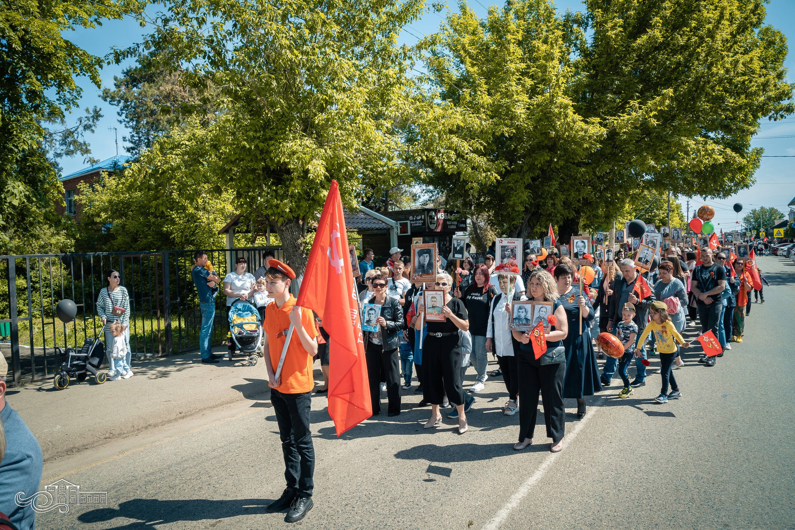 Бессмертный полк в Новотитаровской. Новотитаровский Дом культуры