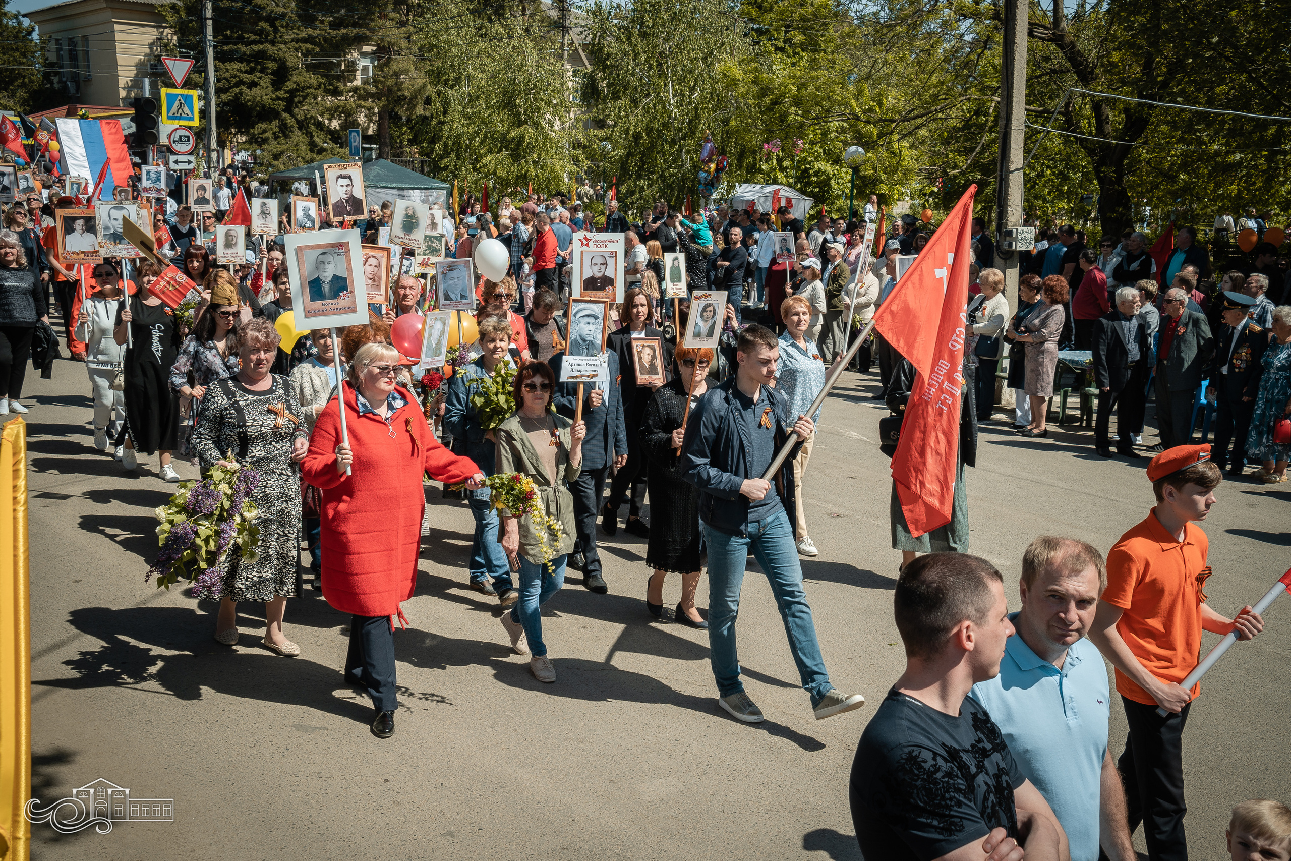 Бессмертный полк в Новотитаровской. Новотитаровский Дом культуры
