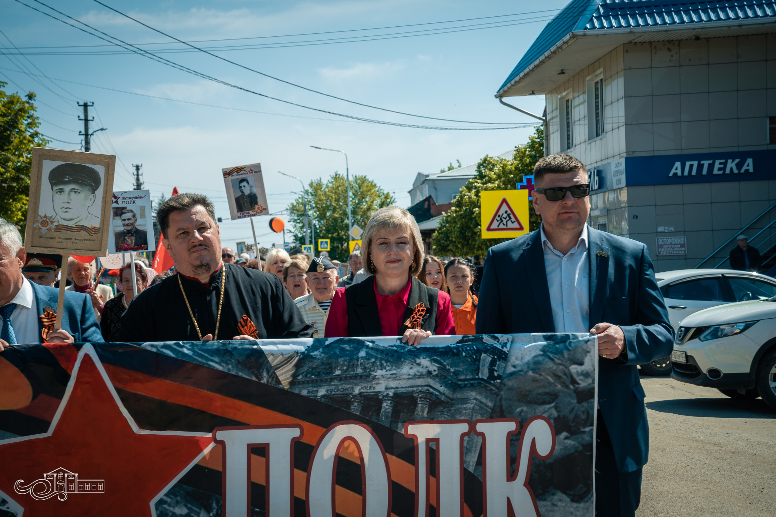 Бессмертный полк в Новотитаровской. Новотитаровский Дом культуры