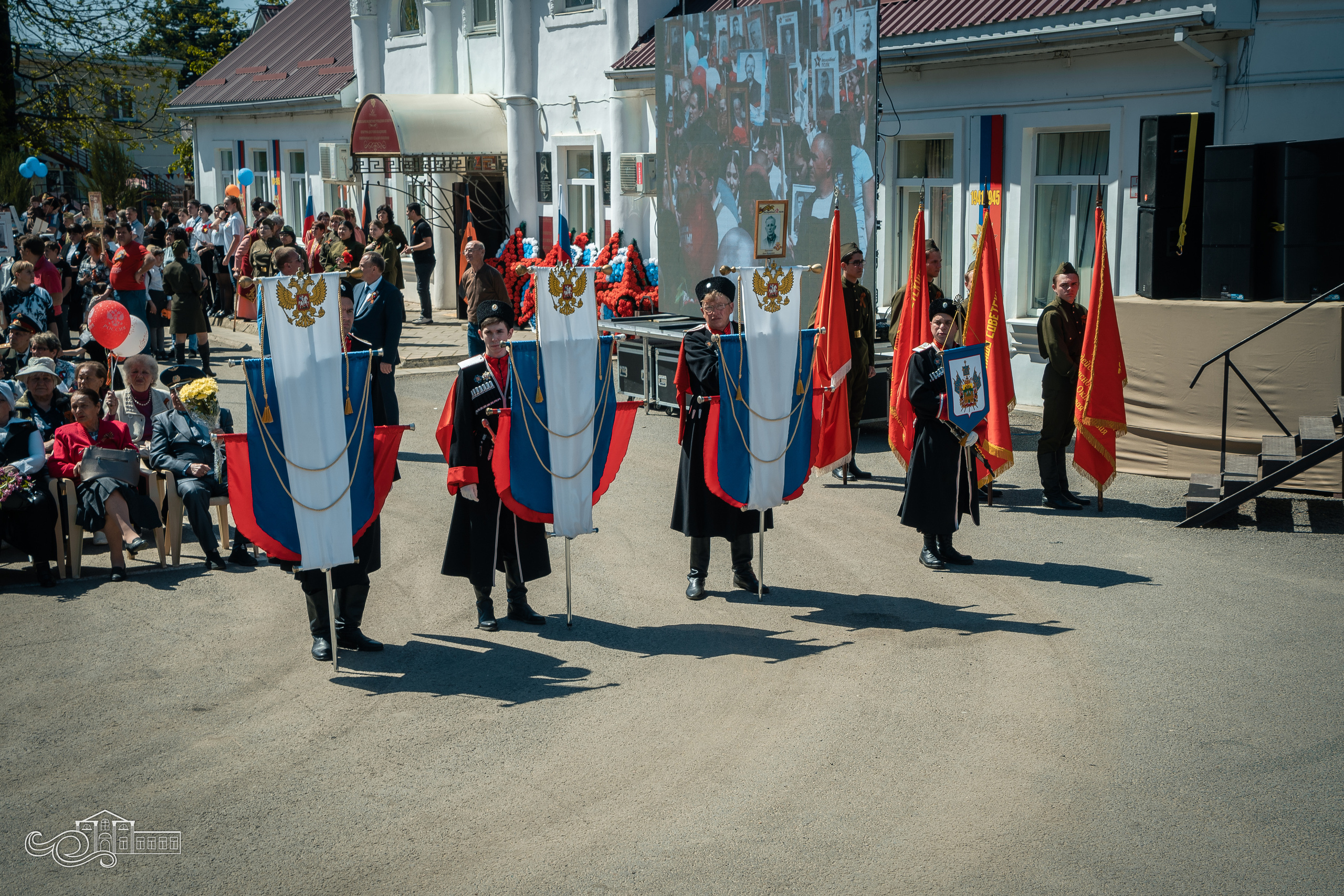 Бессмертный полк в Новотитаровской. Новотитаровский Дом культуры