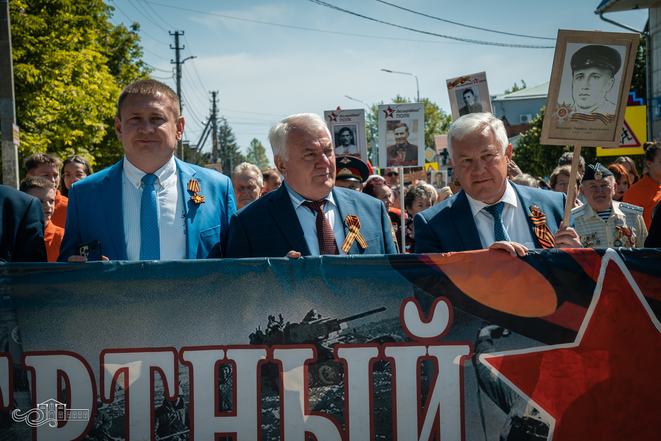 Бессмертный полк в Новотитаровской. Новотитаровский Дом культуры