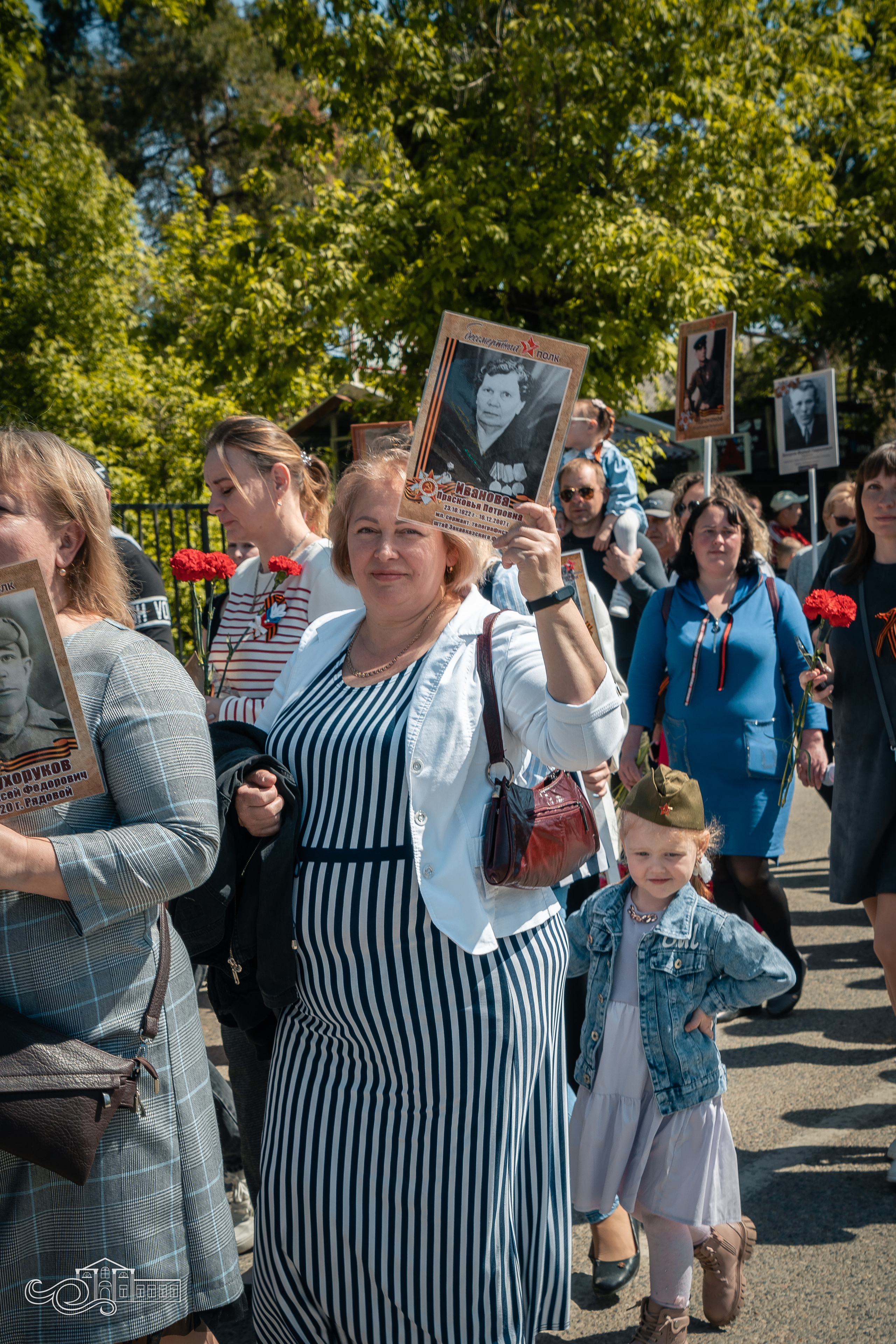 Бессмертный полк в Новотитаровской. Новотитаровский Дом культуры